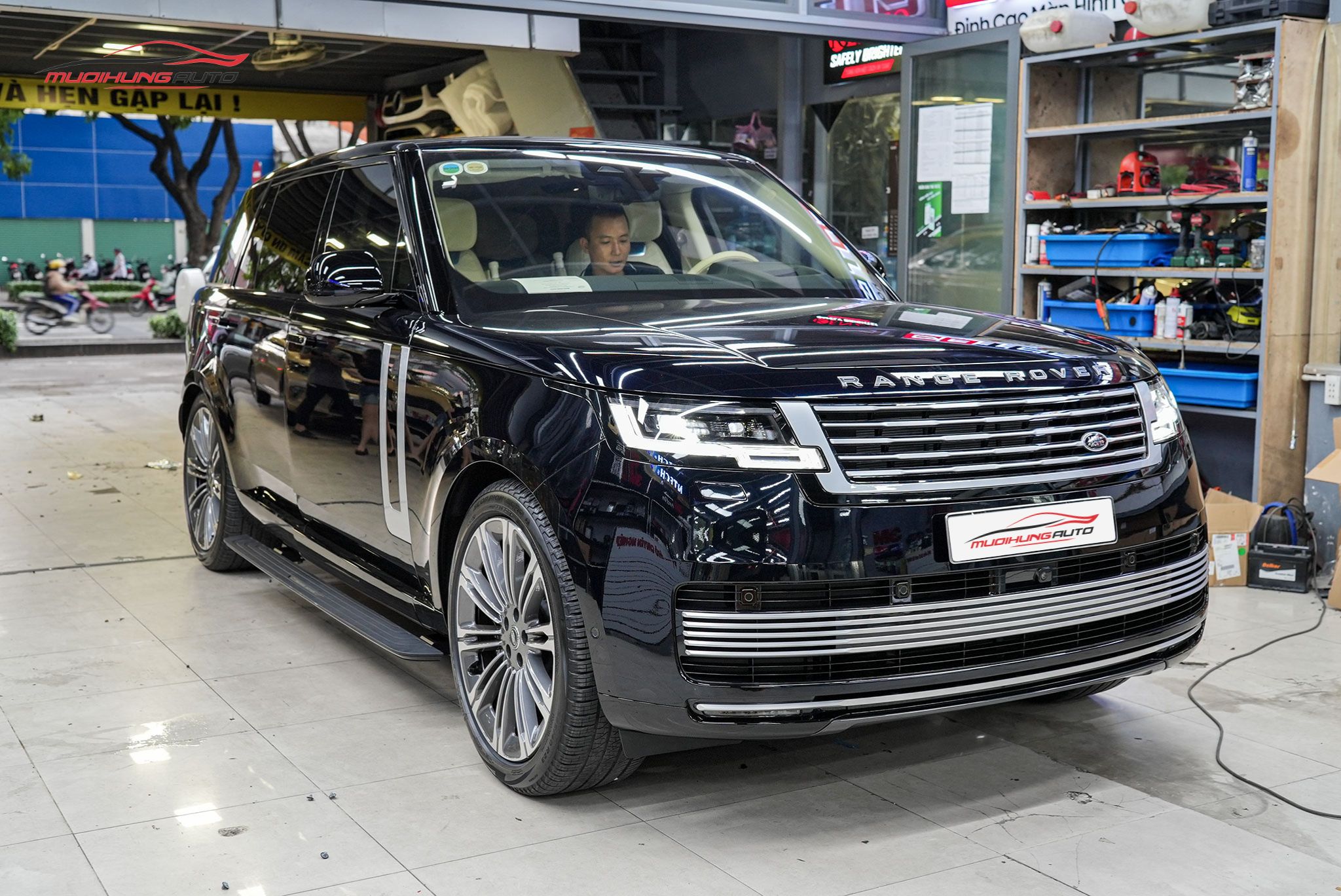 Bệ bước tự động Land Rover Range Rover 2023