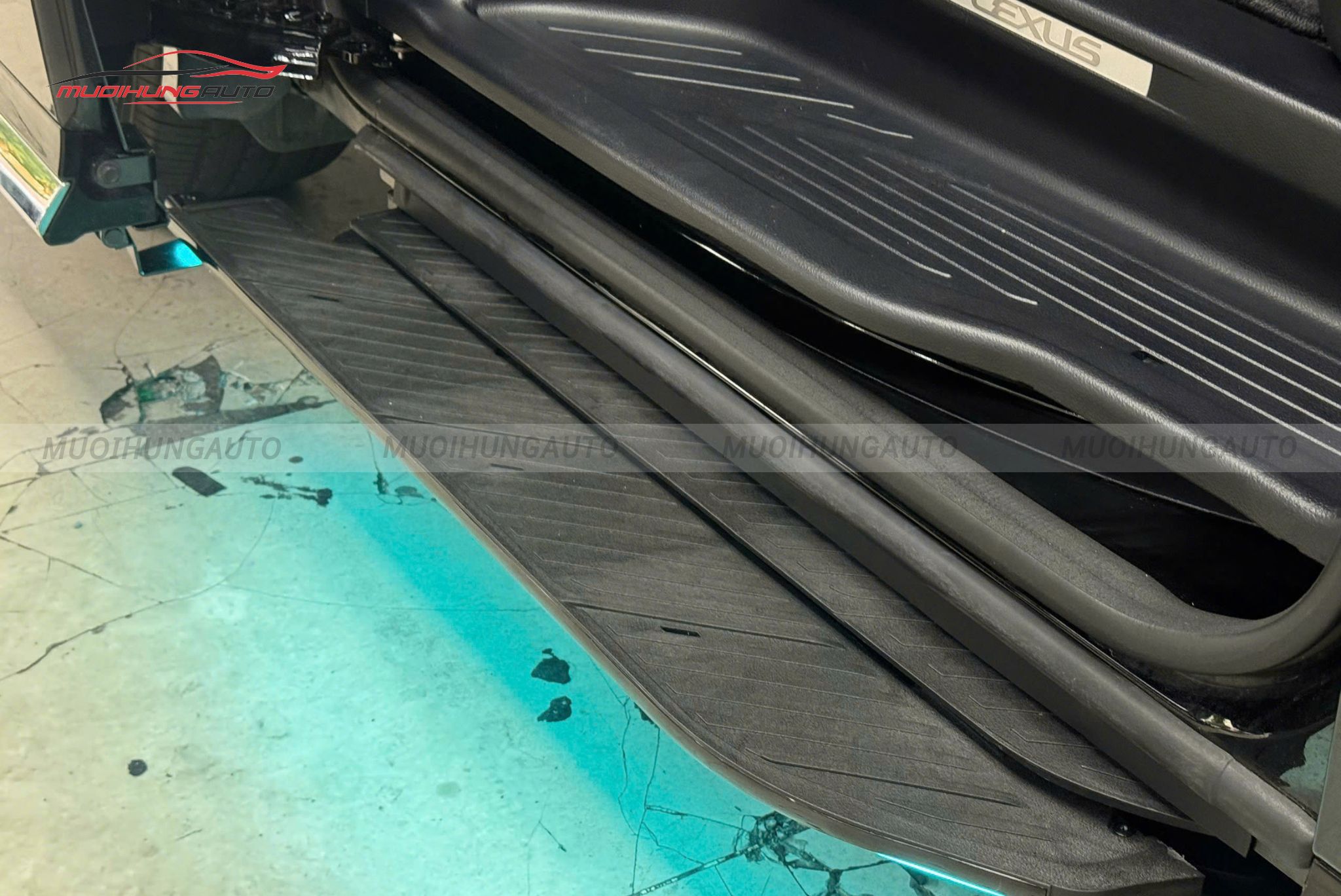 Bệ bước tự động Lexus LM350