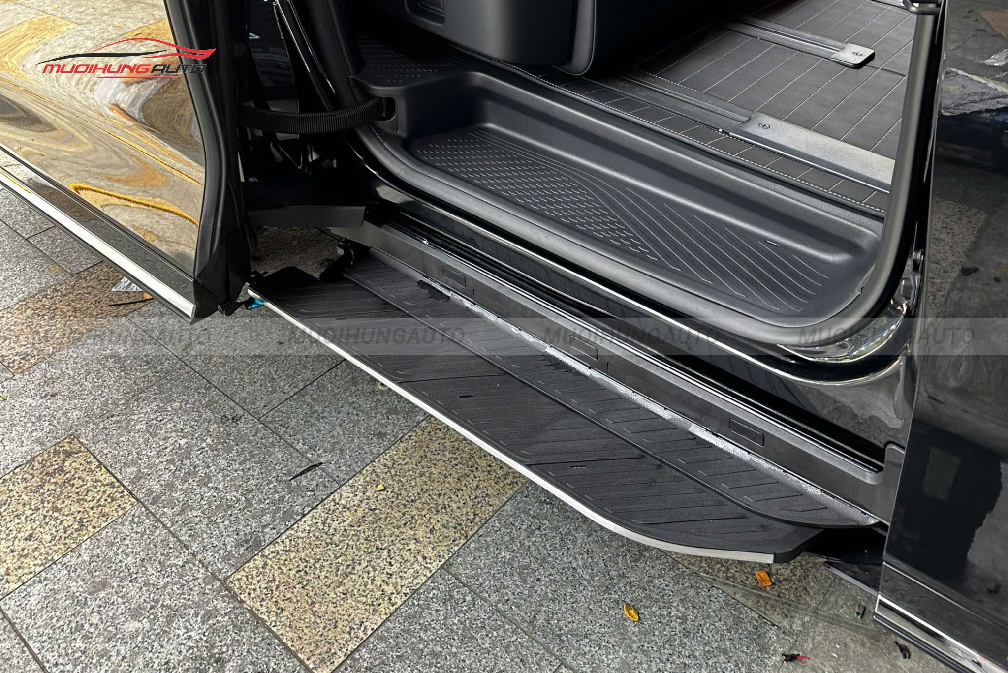 Bệ bước tự động Lexus LM500h