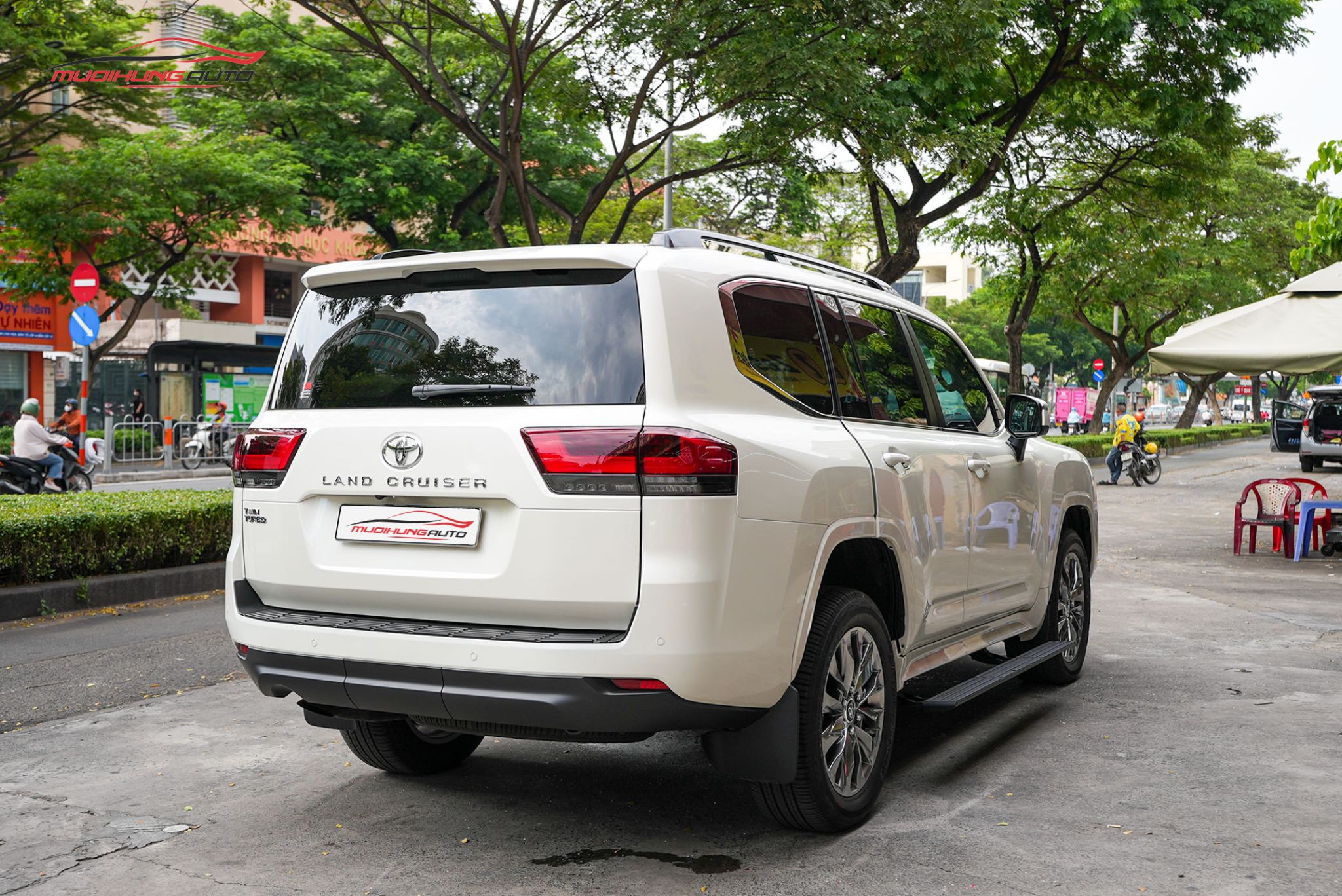 Bệ bước tự động Toyota Land Cruiser Prado LC300 2023