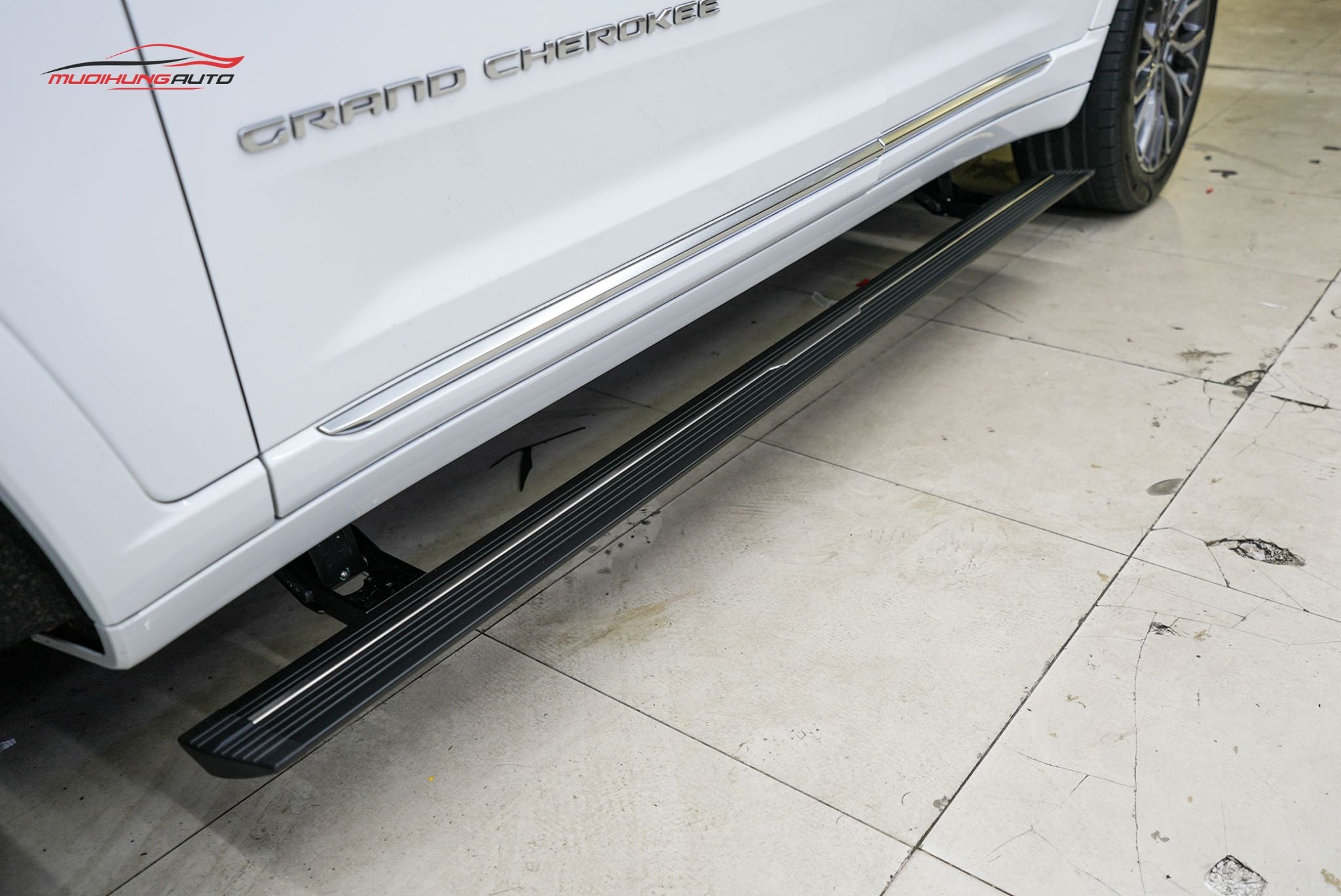 Bệ bước tự động xe Jeep Grand Cherokee 2023