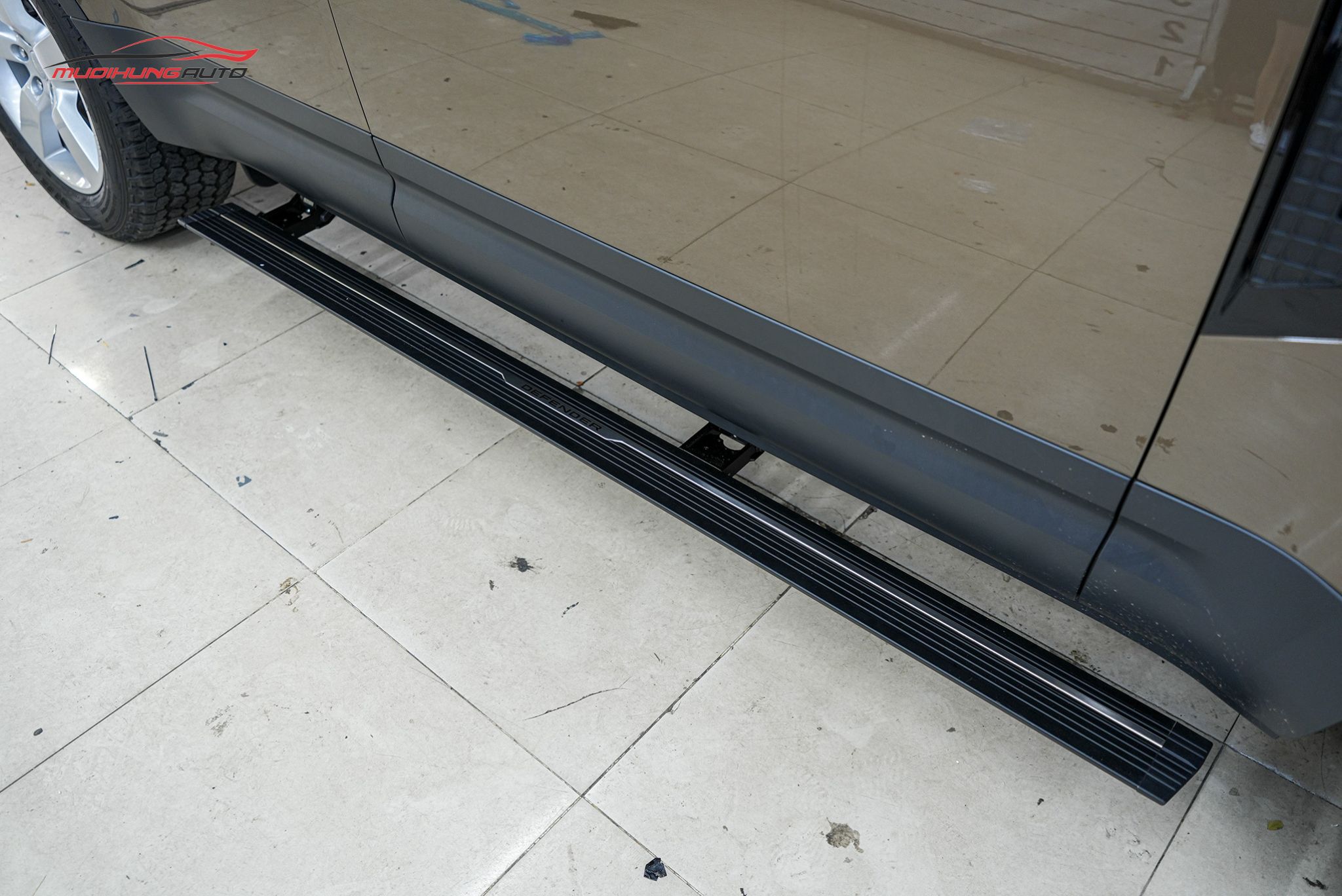 Bệ bước tự động xe Land Rover Defender 2022