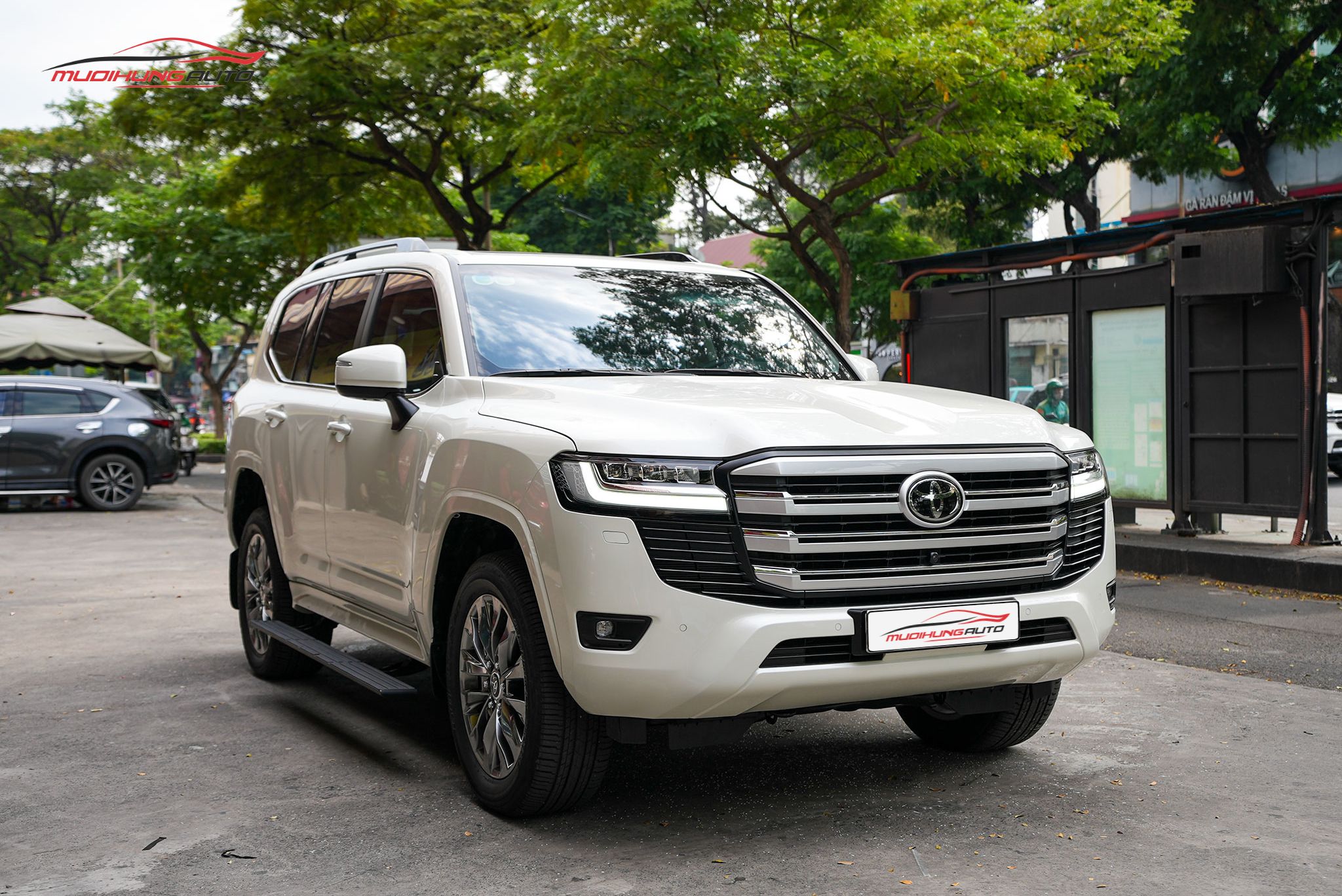 Bệ bước tự động xe Toyota Land Cruiser Prado LC300 2023