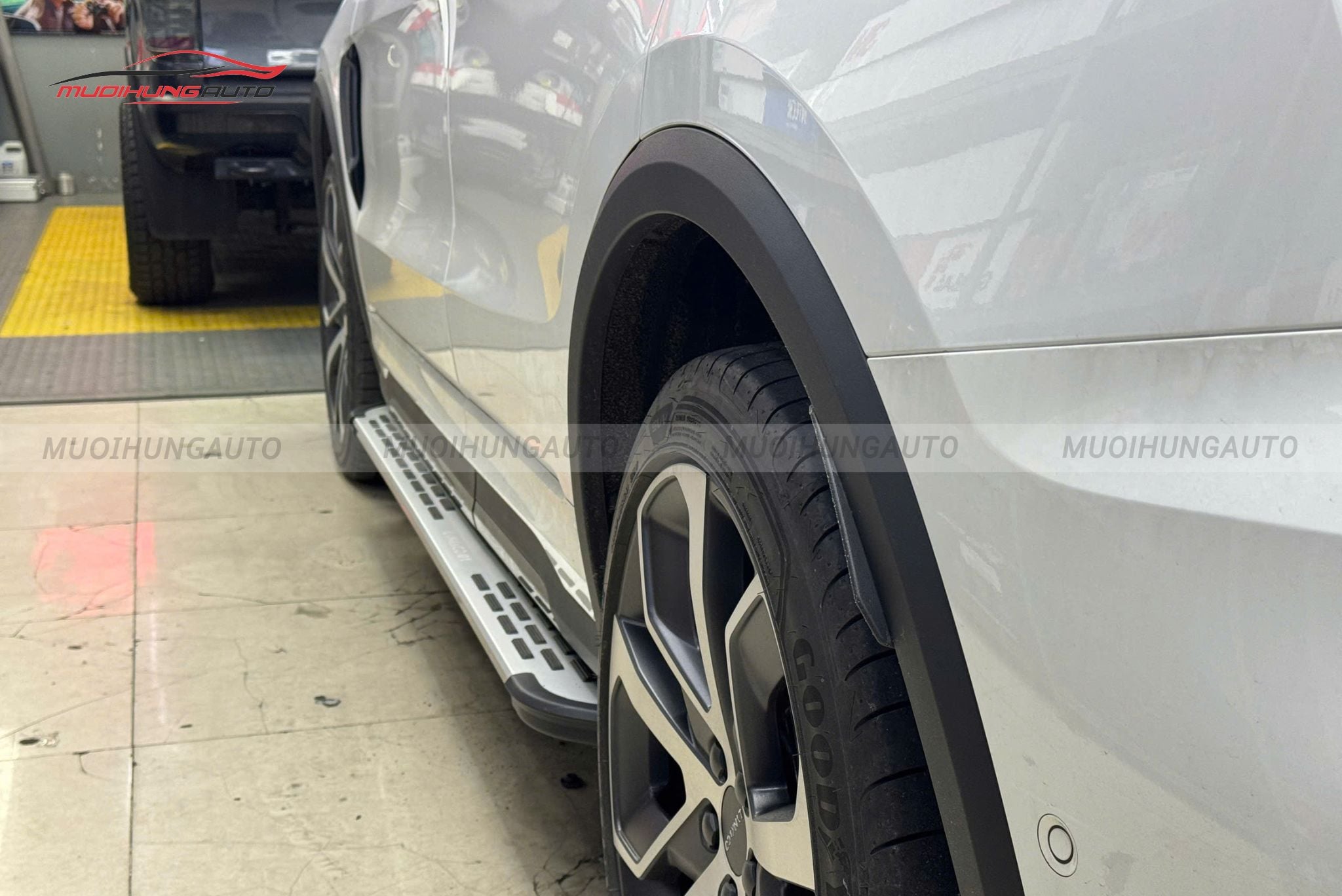 Bệ lên xuống Lynk & Co 01 2025