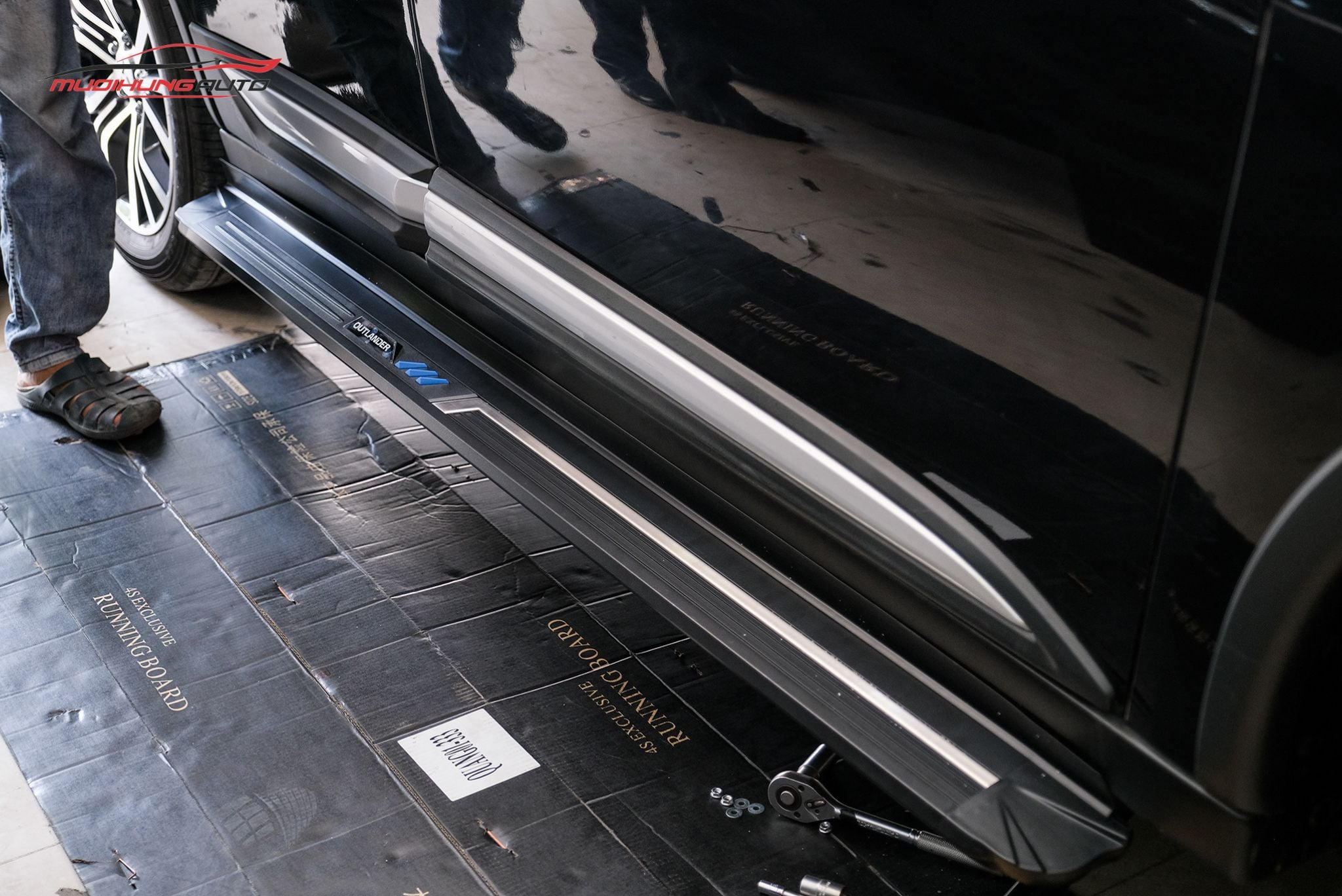 Bệ lên xuống Mitsubishi Outlander