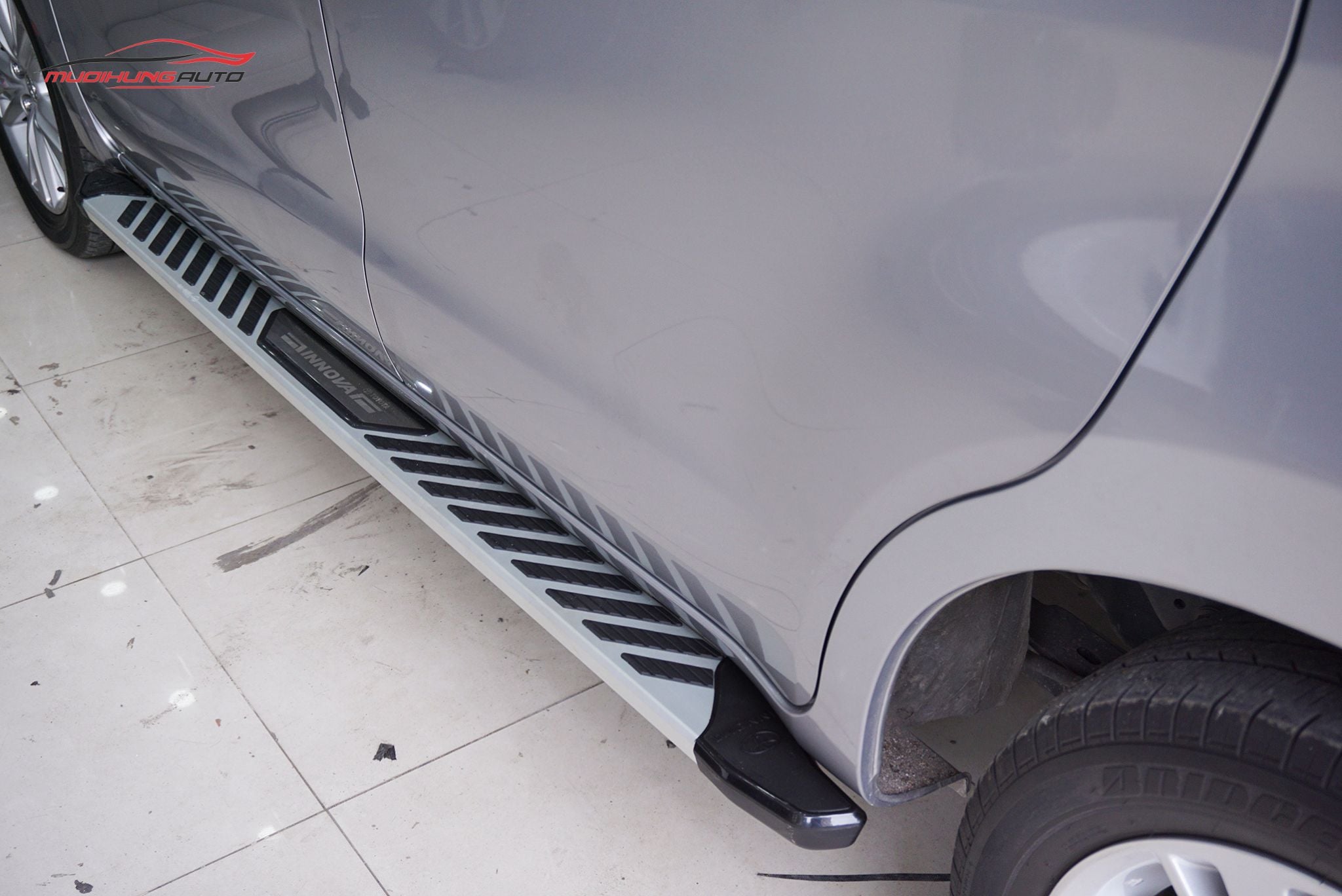 Bệ lên xuống Toyota Innova 2019