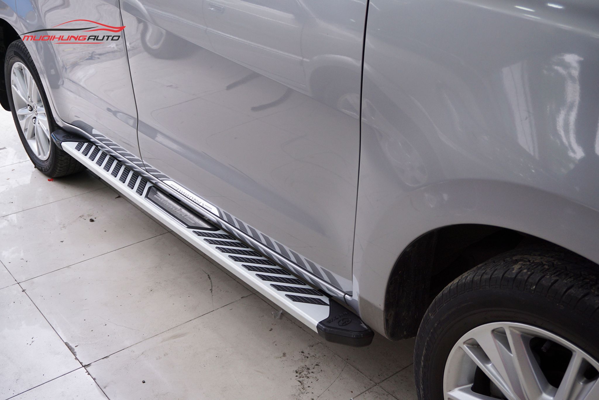 Bệ lên xuống Toyota Innova 2022 - 2023