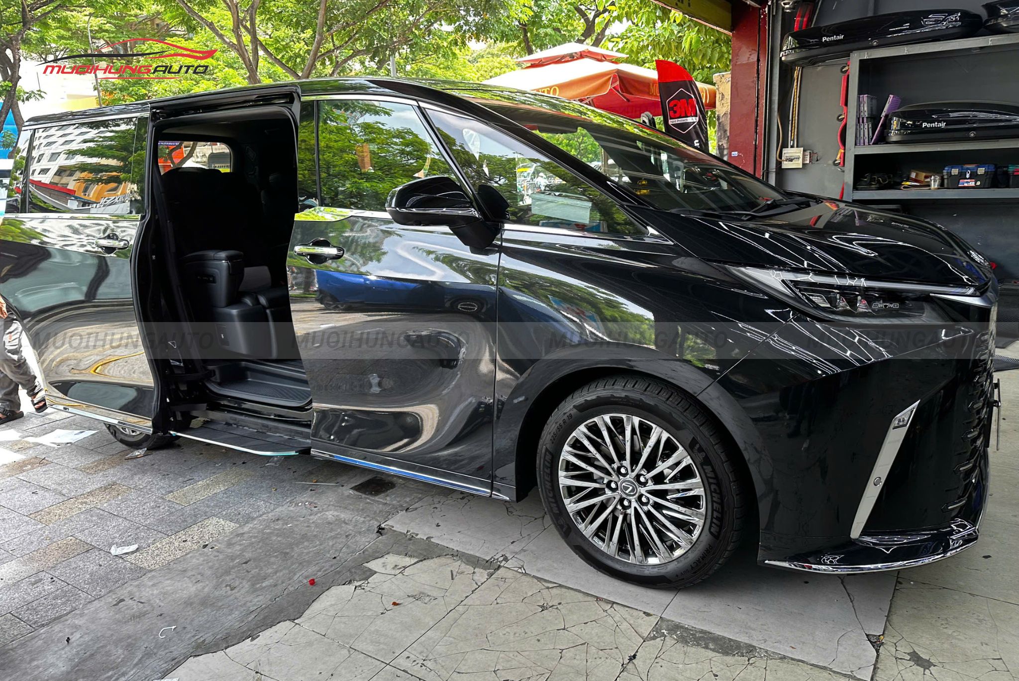 Bệ lên xuống tự động Lexus LM500h