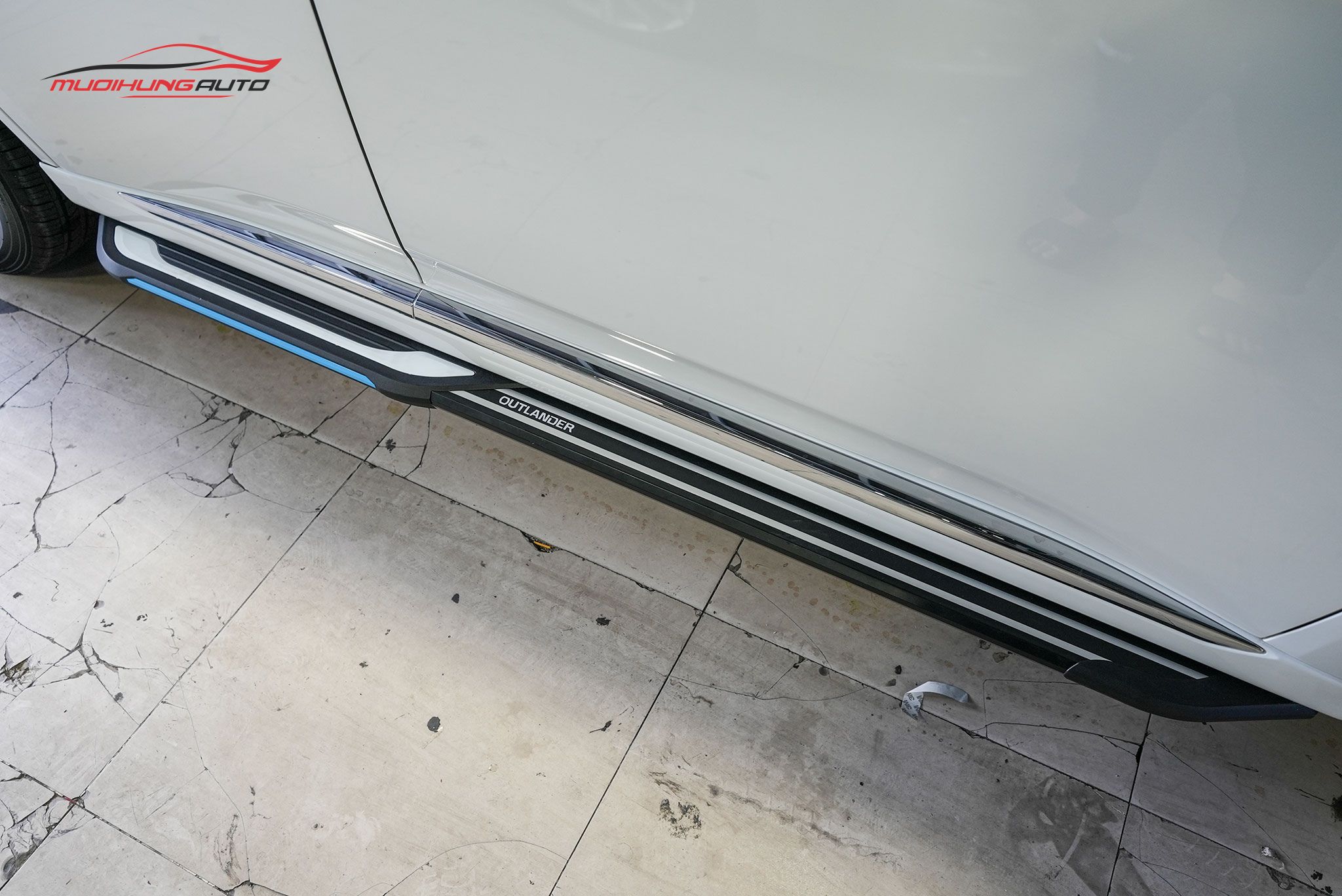 Bệ lên xuống xe Mitsubishi Outlander