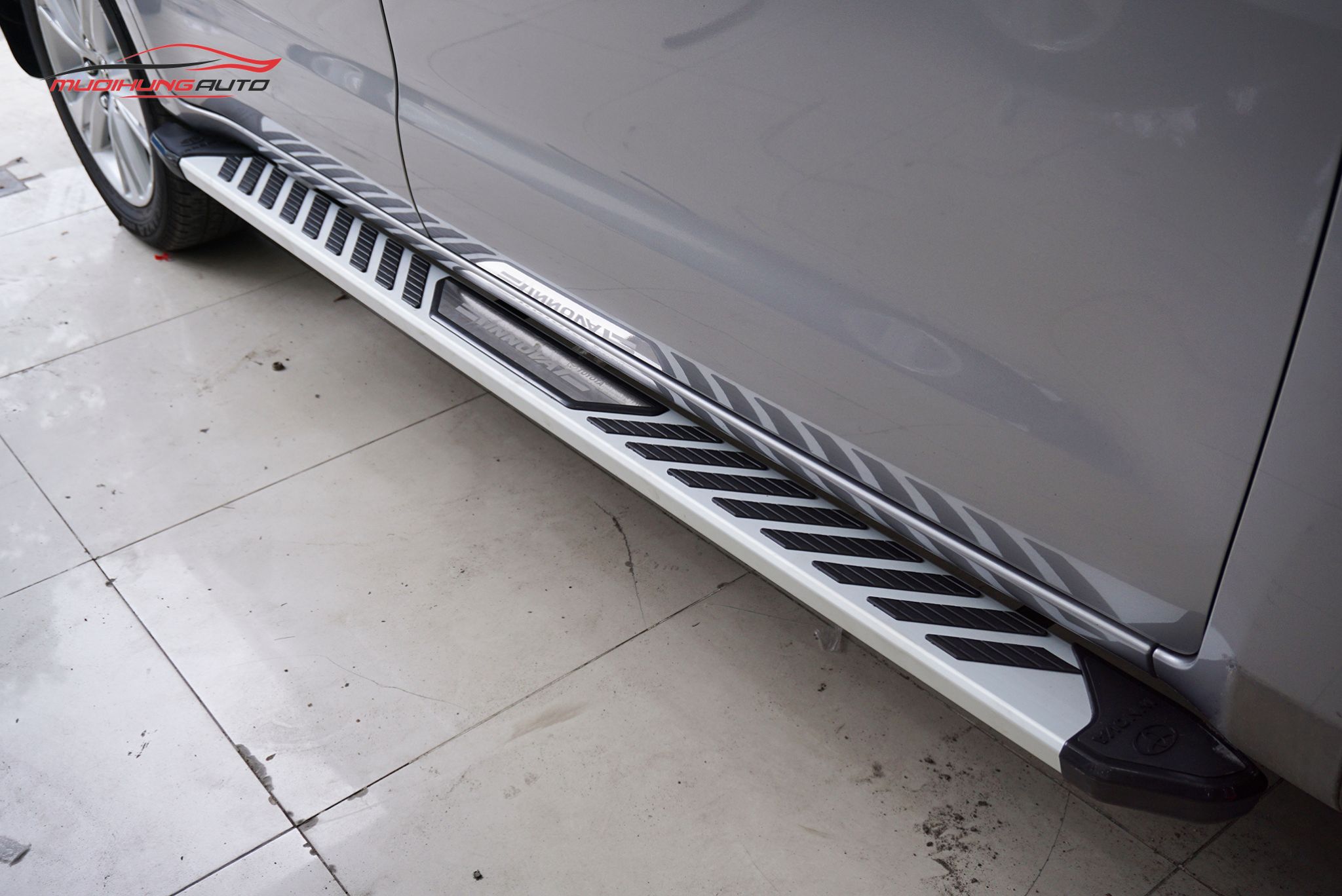 Bệ lên xuống xe Toyota Innova 2009