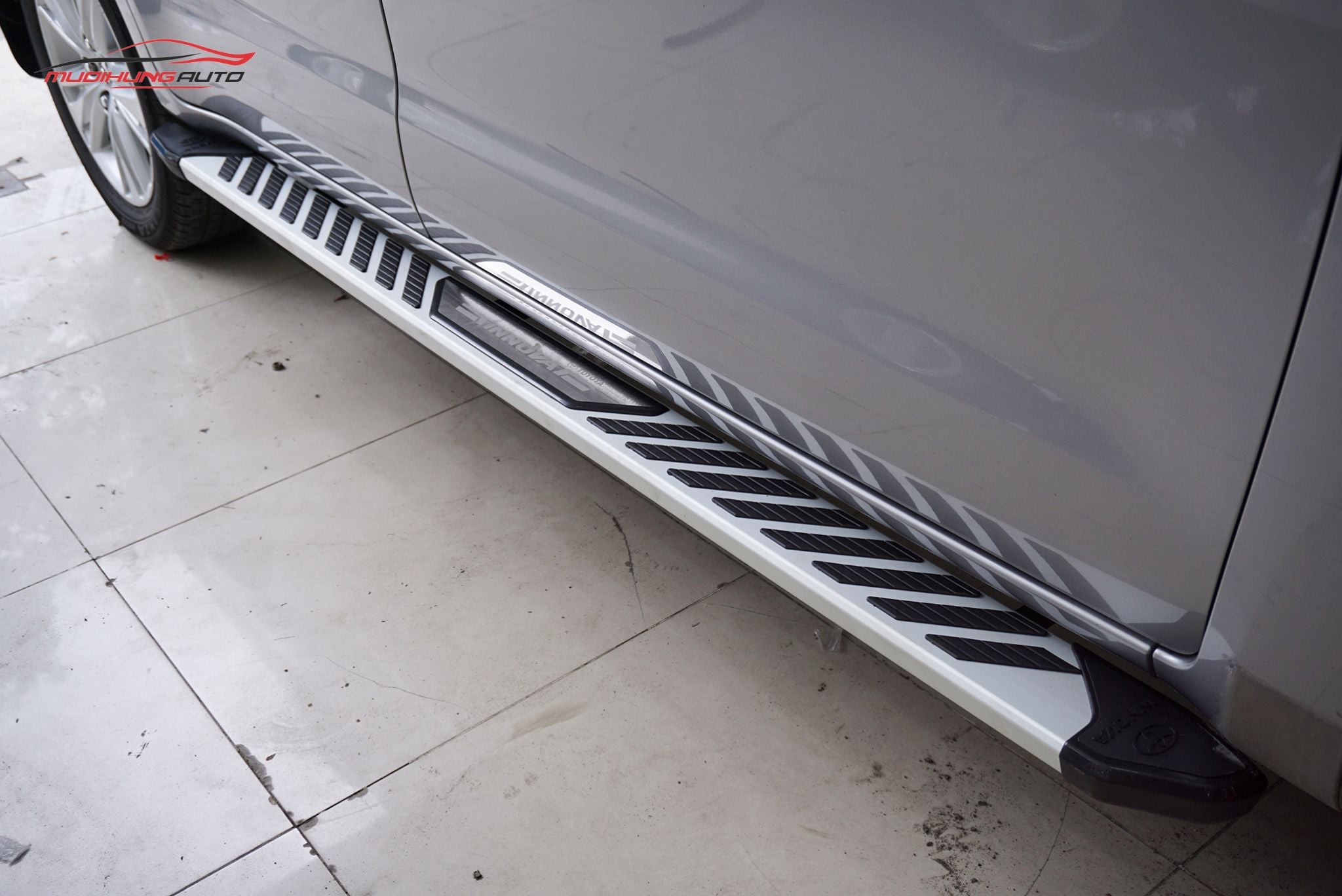 Bệ lên xuống xe Toyota Innova 2019