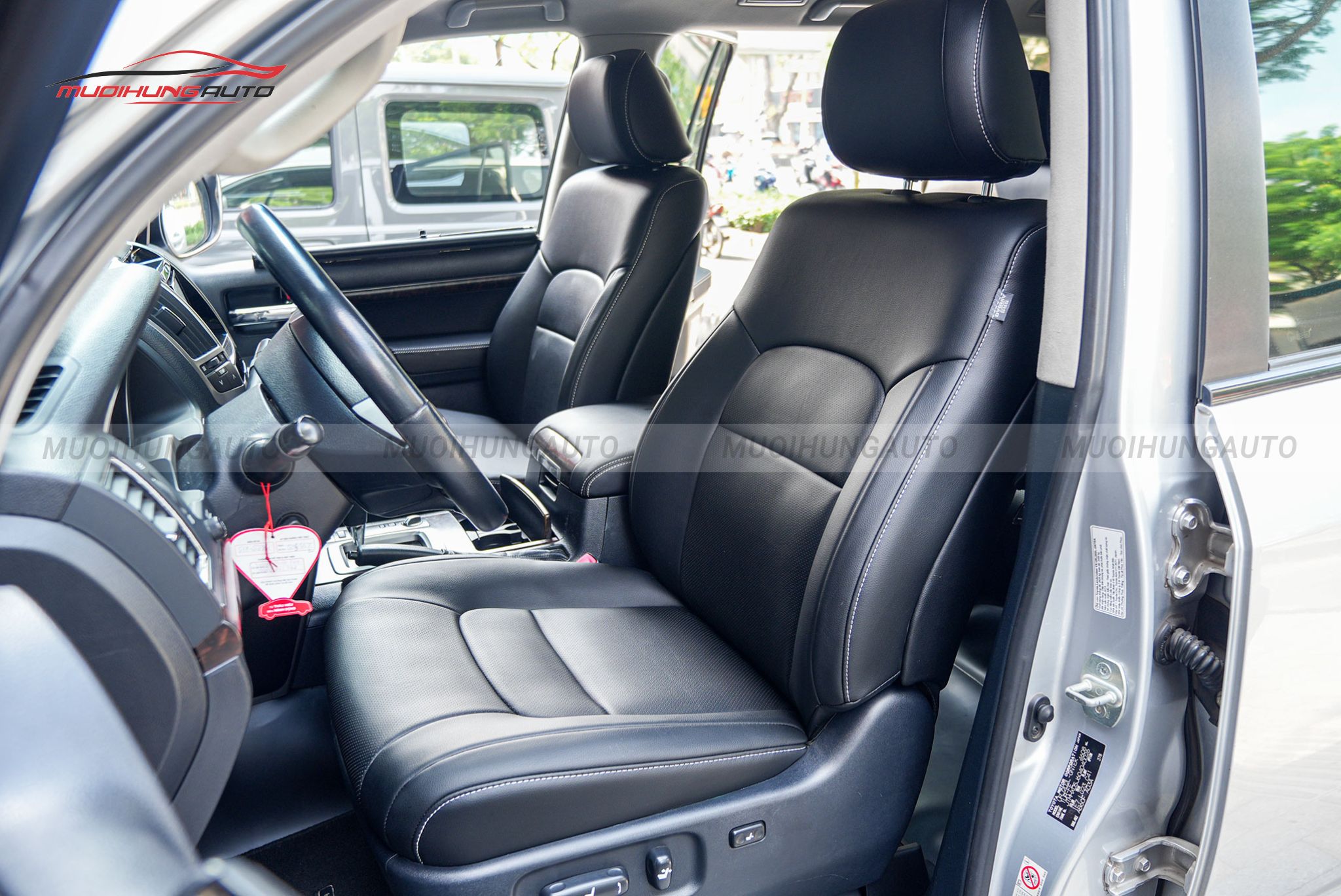 Bọc ghế da cho ô tô Toyota Land Cruiser 2012