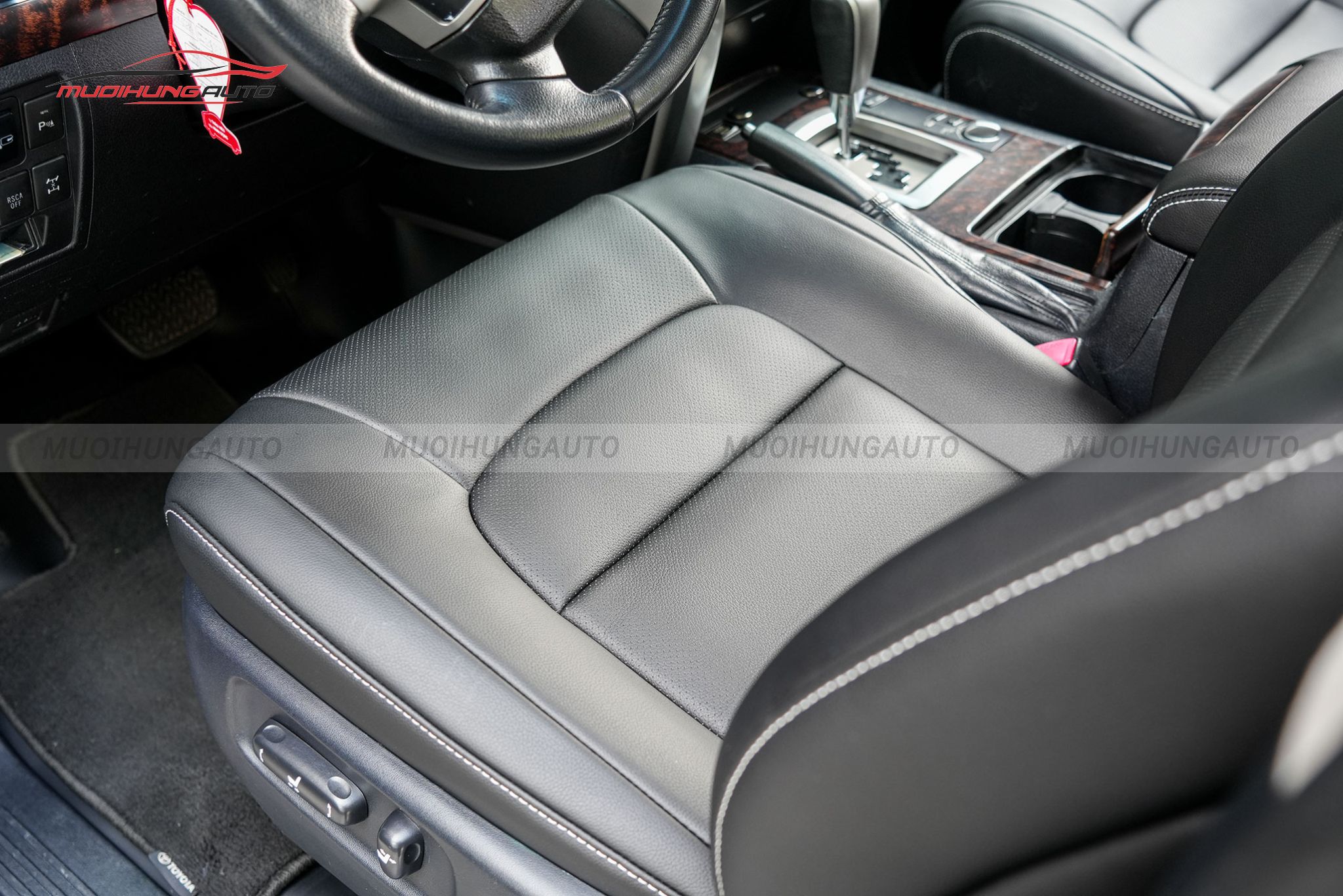 Bọc ghế da Toyota Land Cruiser 2012
