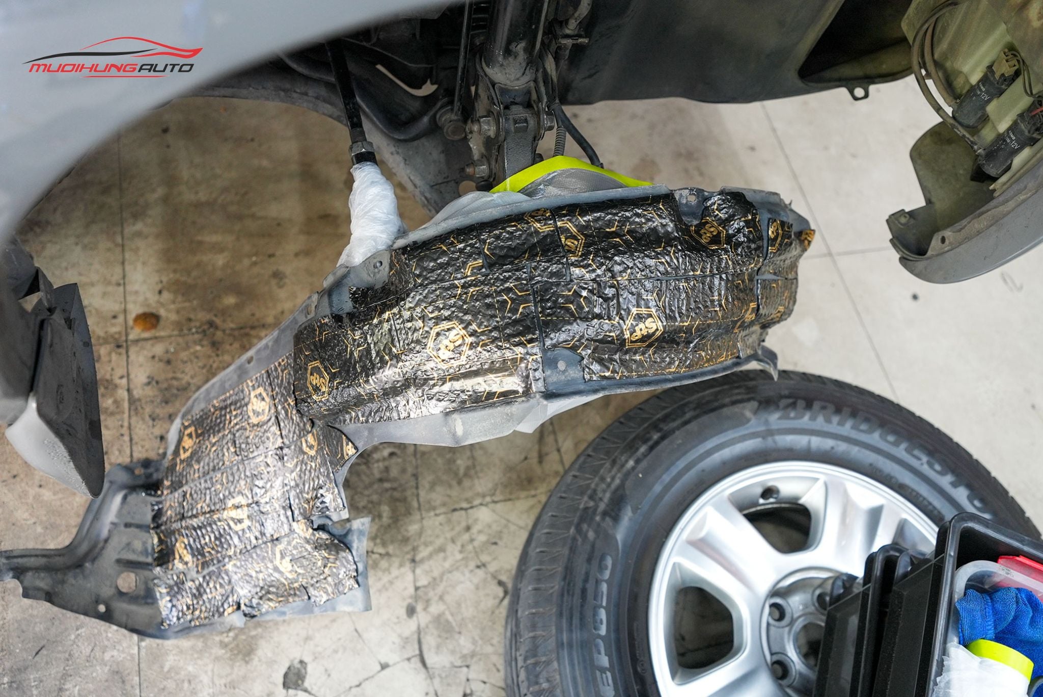 Cách âm 4 hốc bánh cho xe Ford Escape 2002