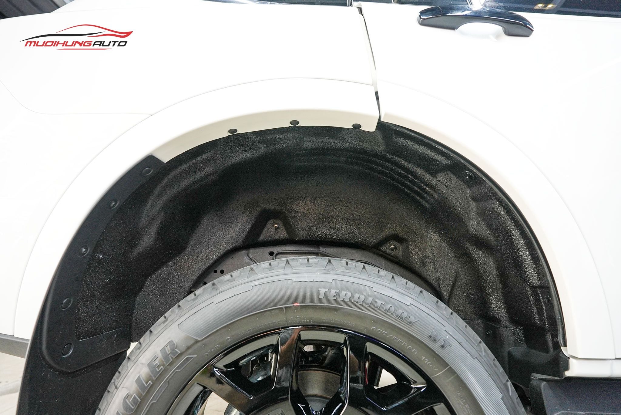 Cách âm 4 hốc bánh xe Ford Everest 2023