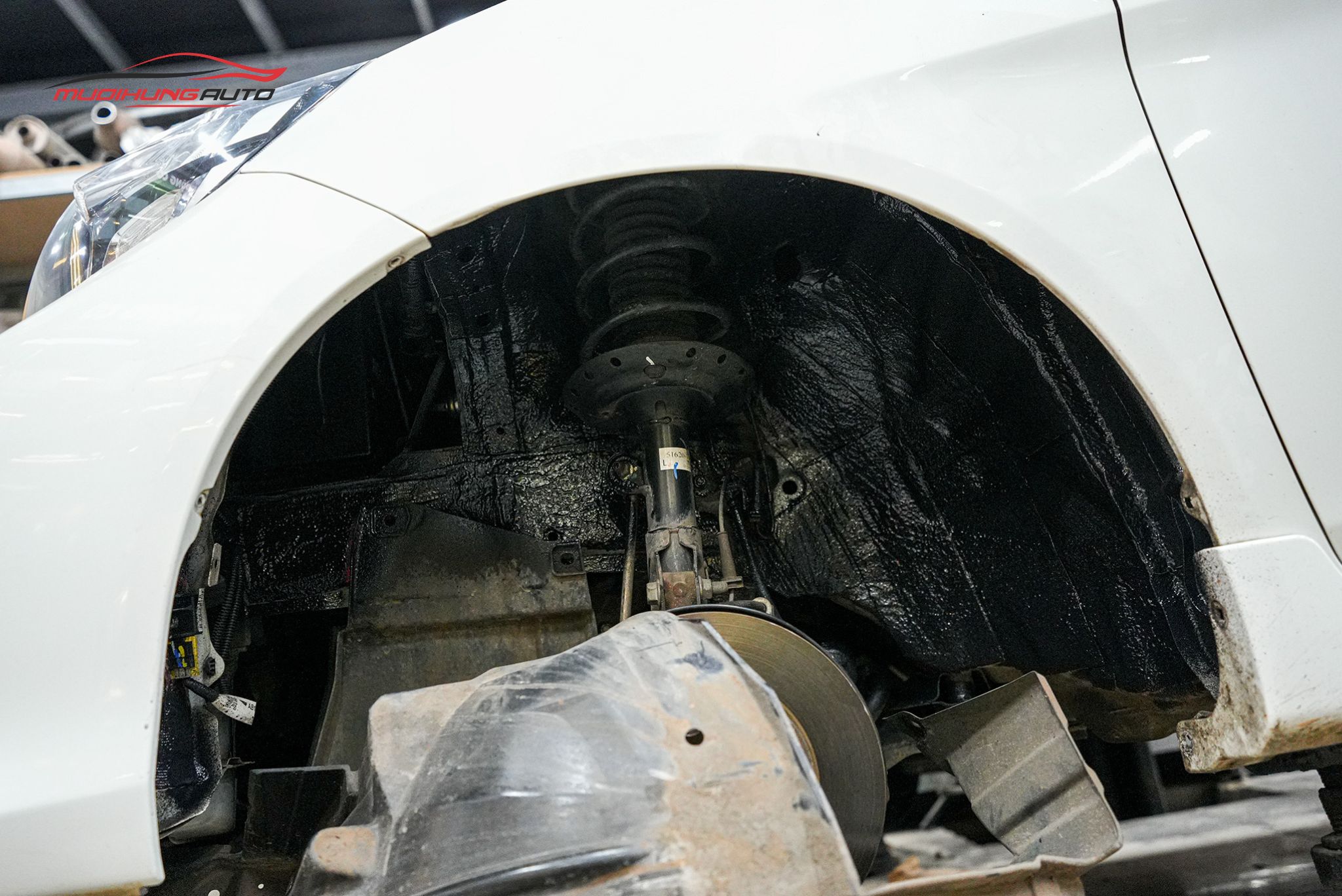 Cách âm 4 hốc bánh xe Honda Brio