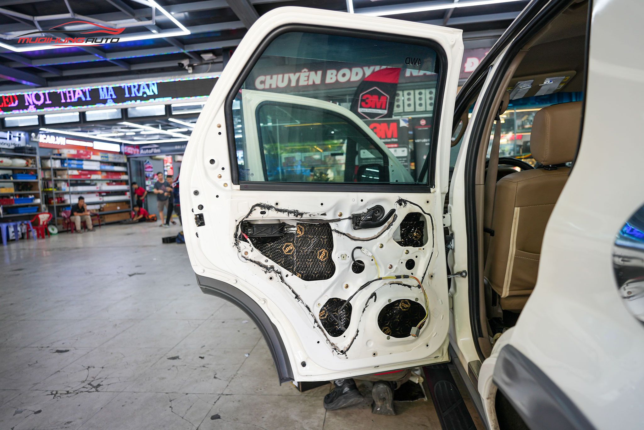 Cách âm cánh cửa xe hơi Ford Escape 2002