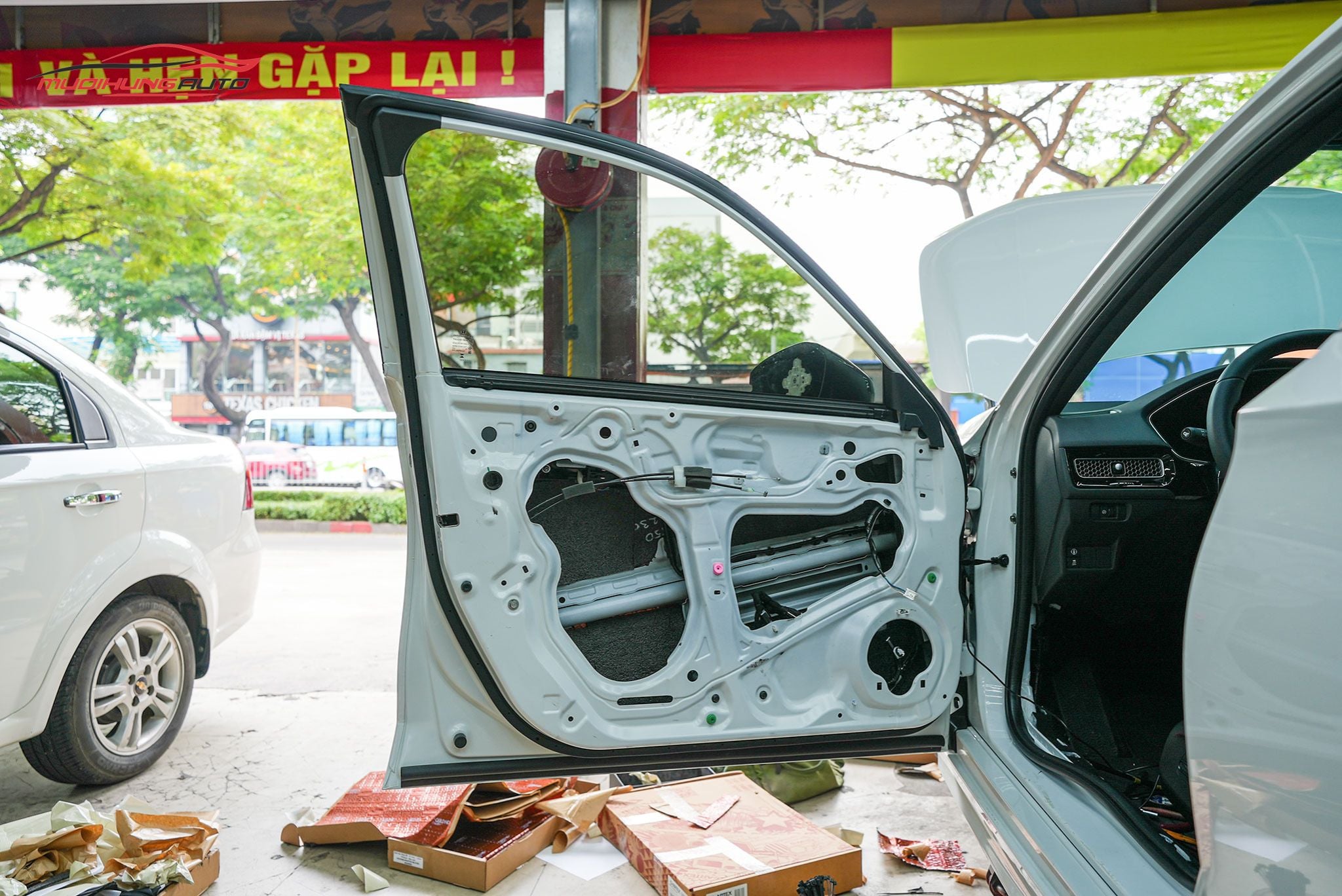 Cách âm cánh cửa xe hơi Honda Civic 2023