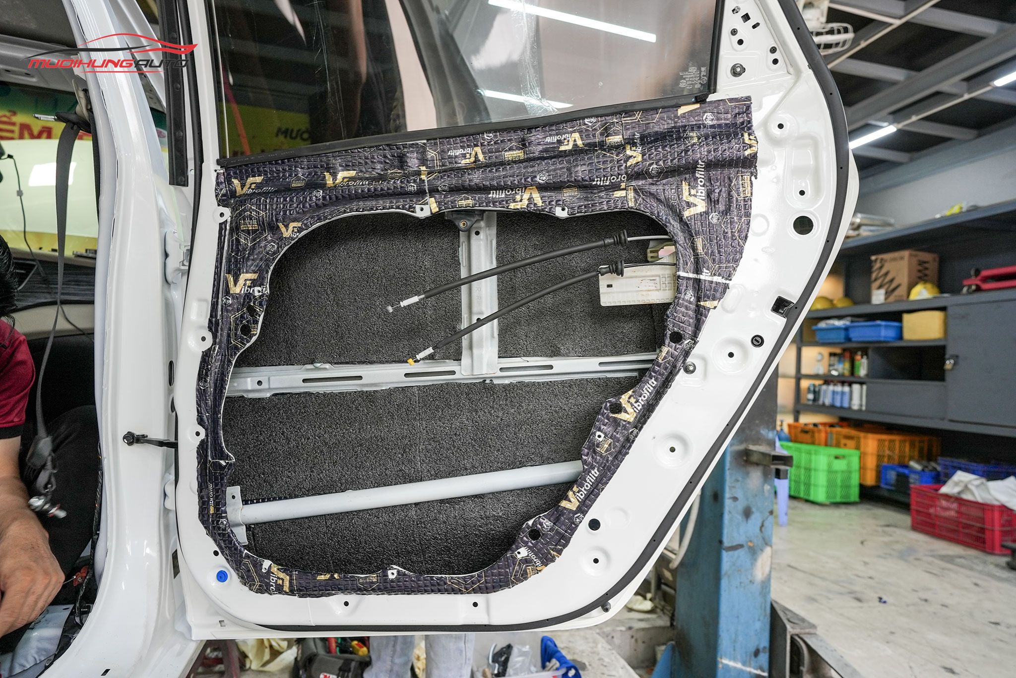 Cách âm cánh cửa xe hơi Kia Rondo 2015