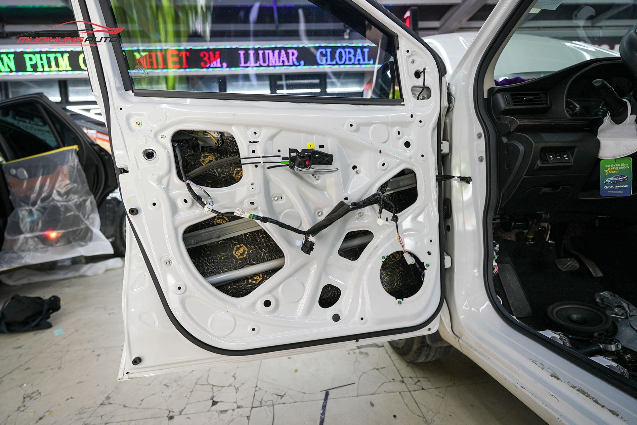 Cách âm cánh cửa xe hơi Suzuki Ertiga 2024