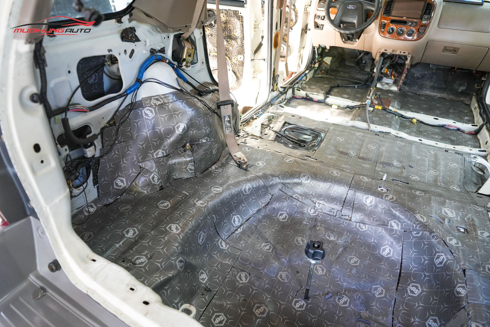 Cách âm cho cốp xe Ford Escape 2002