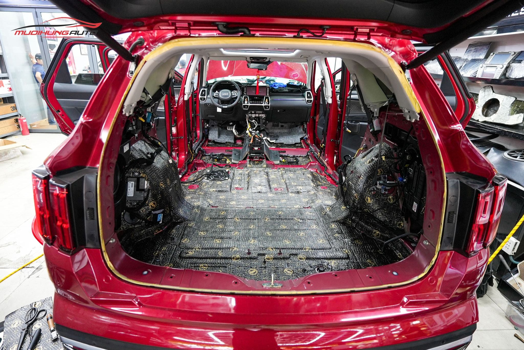 Cách âm chống ồn cốp xe Kia Sorento 2023