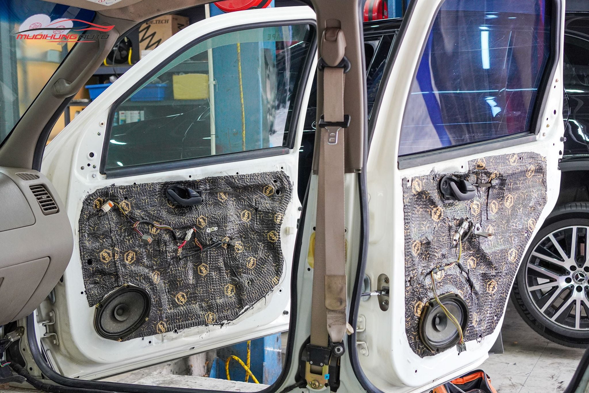 Cách âm chống ồn cửa xe Ford Escape 2002