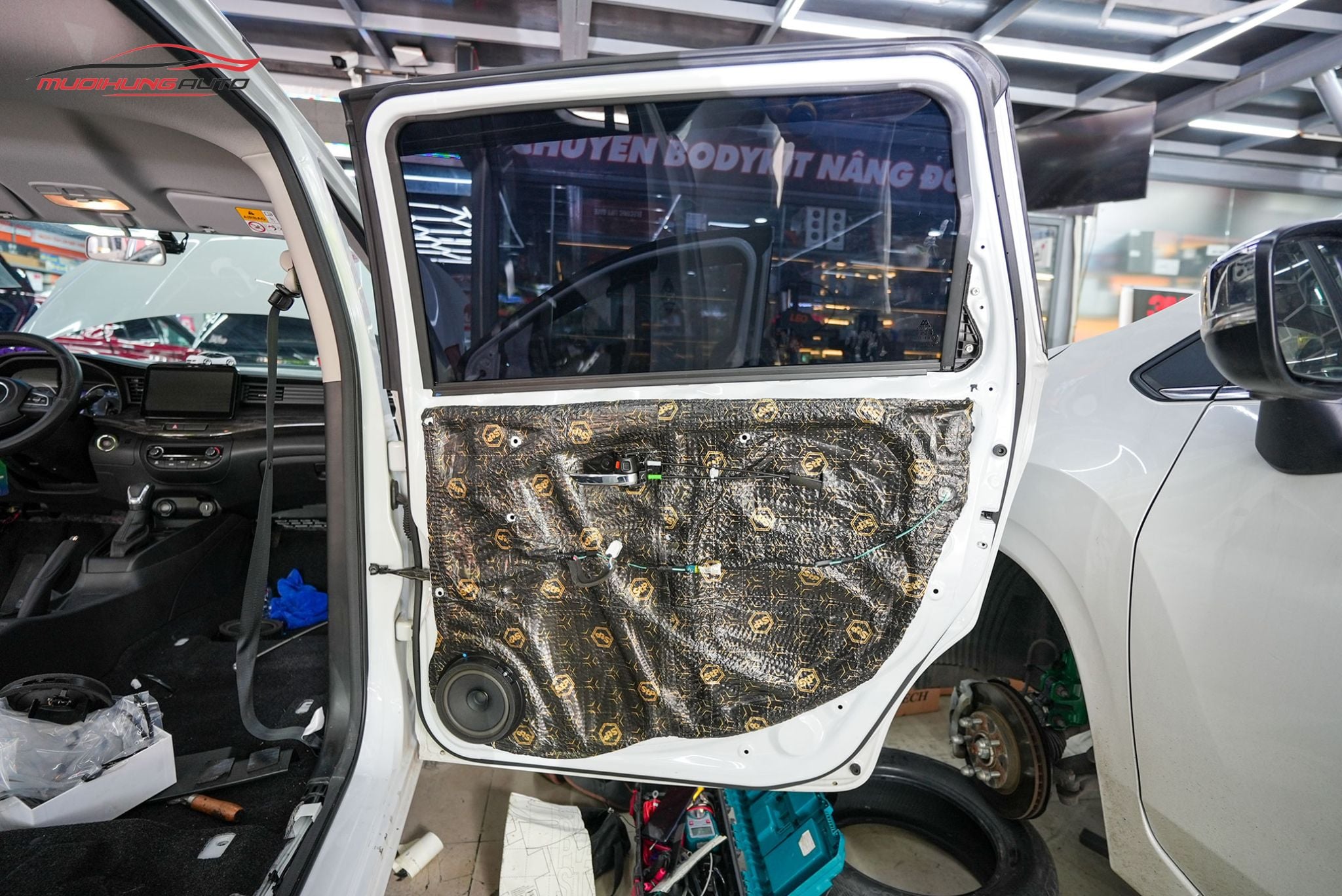 Cách âm chống ồn cửa xe Suzuki Ertiga 2024