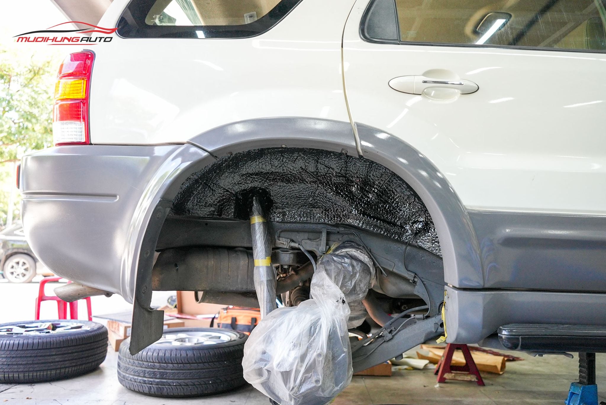 Cách âm chống ồn hốc bánh cho xe Ford Escape 2002