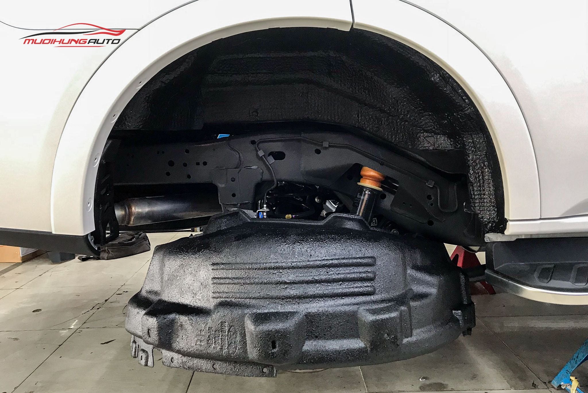 Cách âm chống ồn hốc bánh cho xe Ford Everest 2023