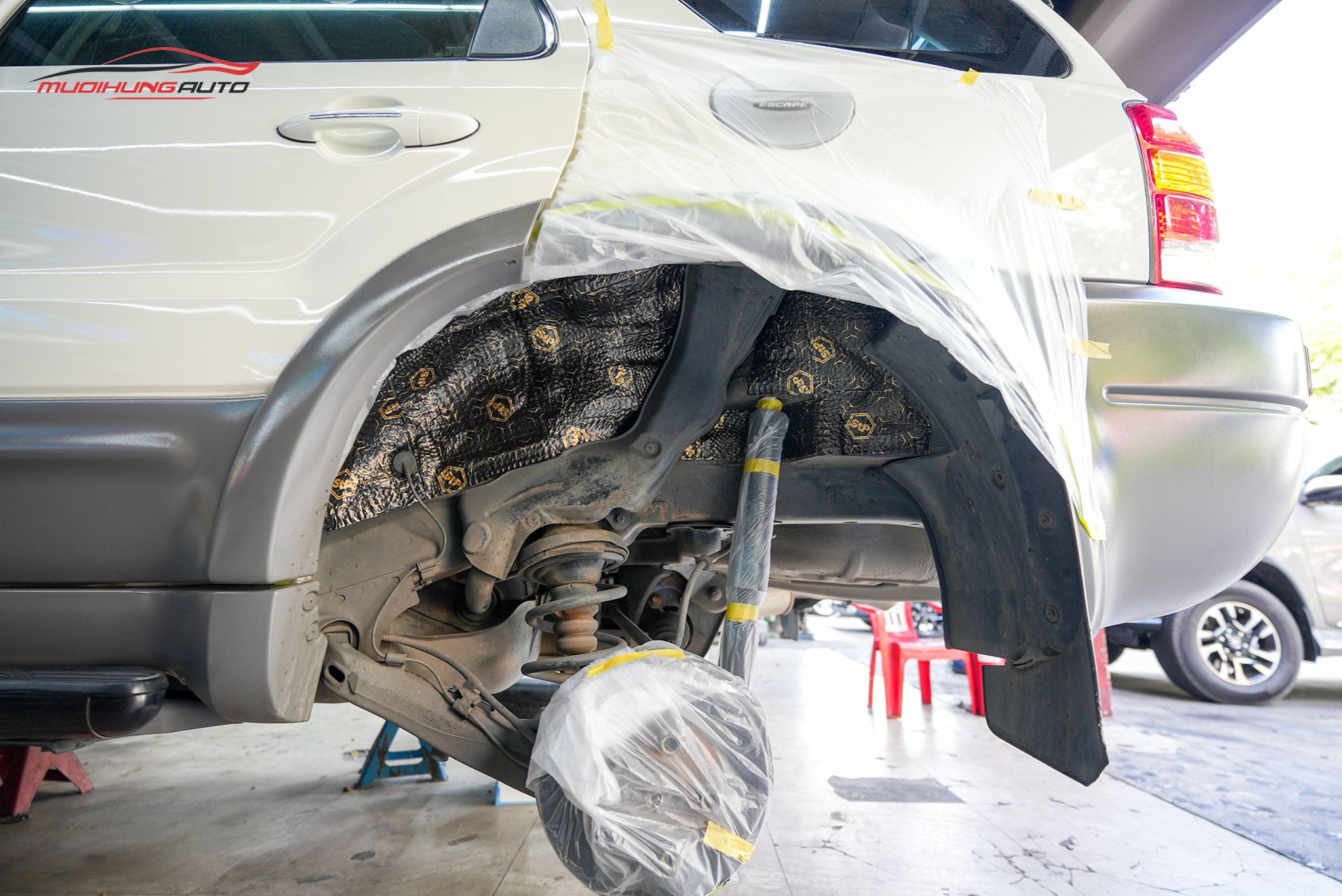 Cách âm chống ồn hốc bánh Ford Escape 2002