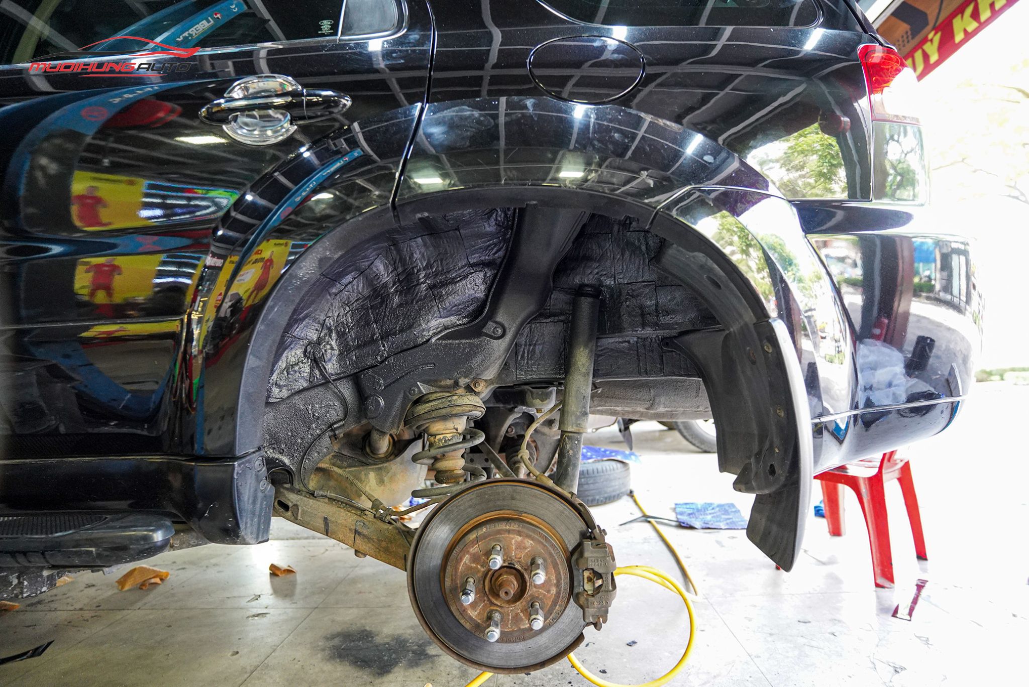 Cách âm chống ồn hốc bánh xe Ford Escape