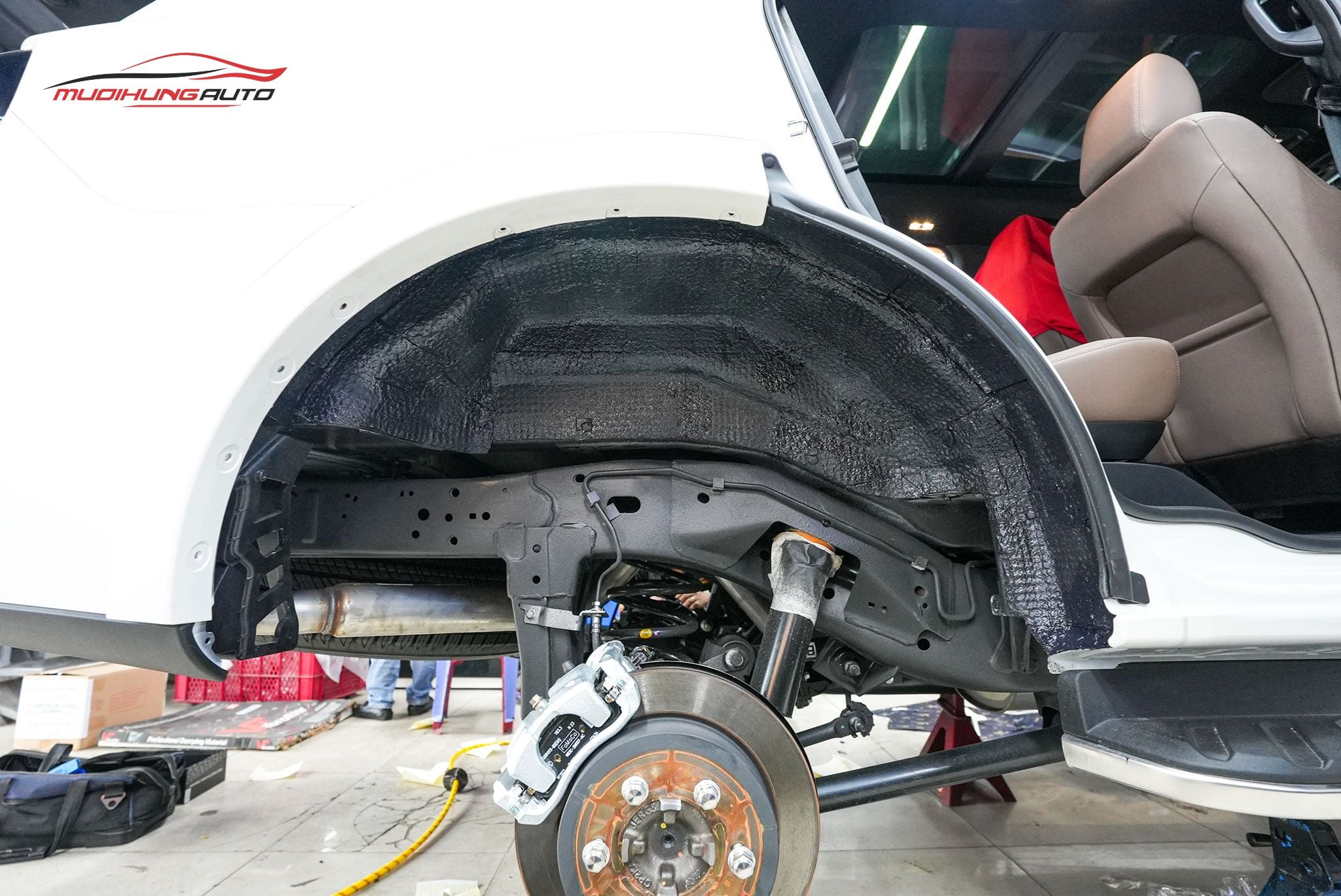 Cách âm chống ồn hốc bánh xe Ford Everest 2023