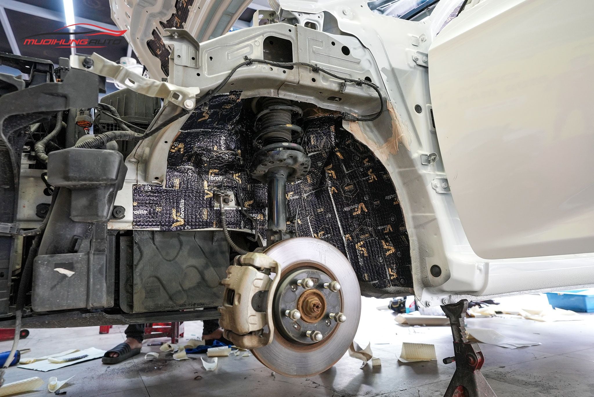 Cách âm chống ồn hốc bánh xe Kia Rondo 2015