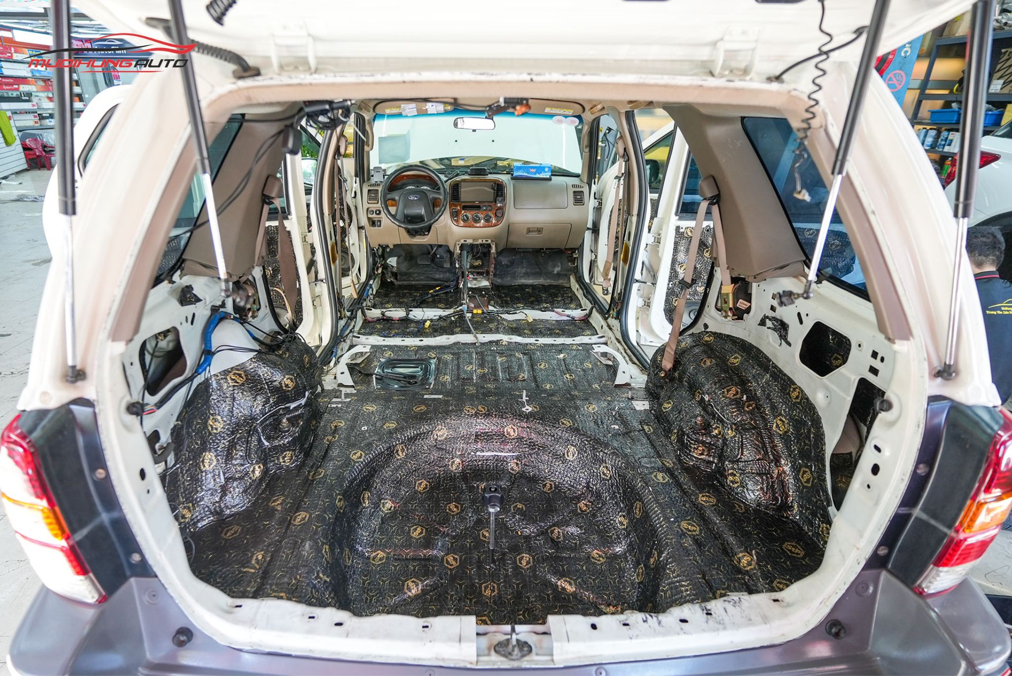 Cách âm chống ồn sàn xe Ford Escape 2002