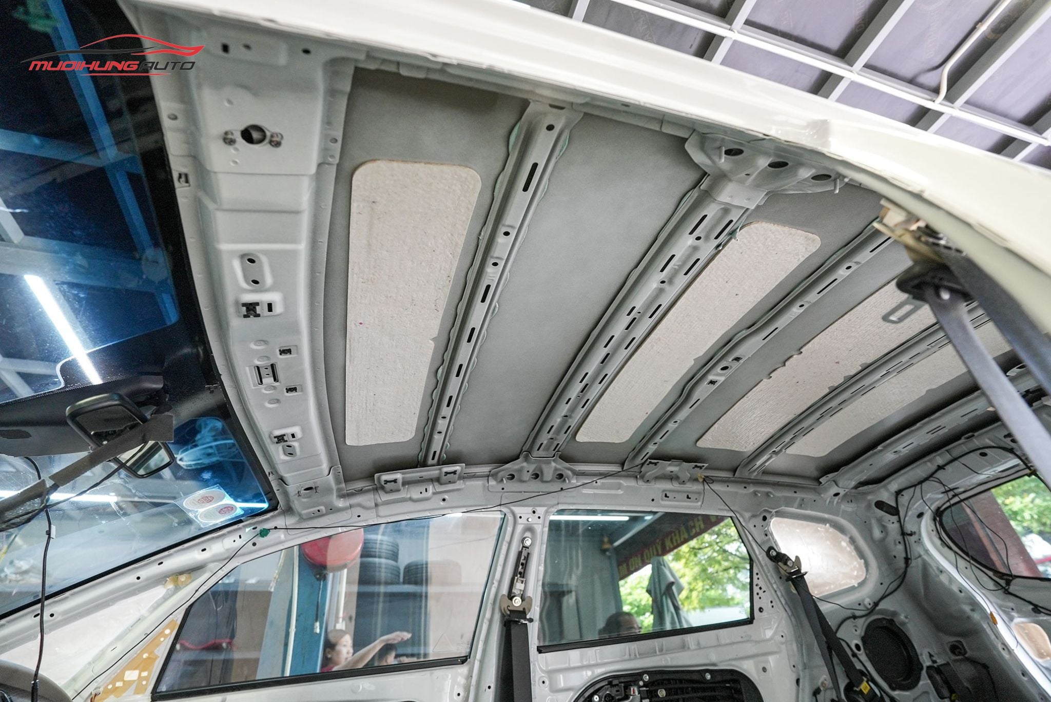 Cách âm chống ồn trần xe Kia Rondo 2015