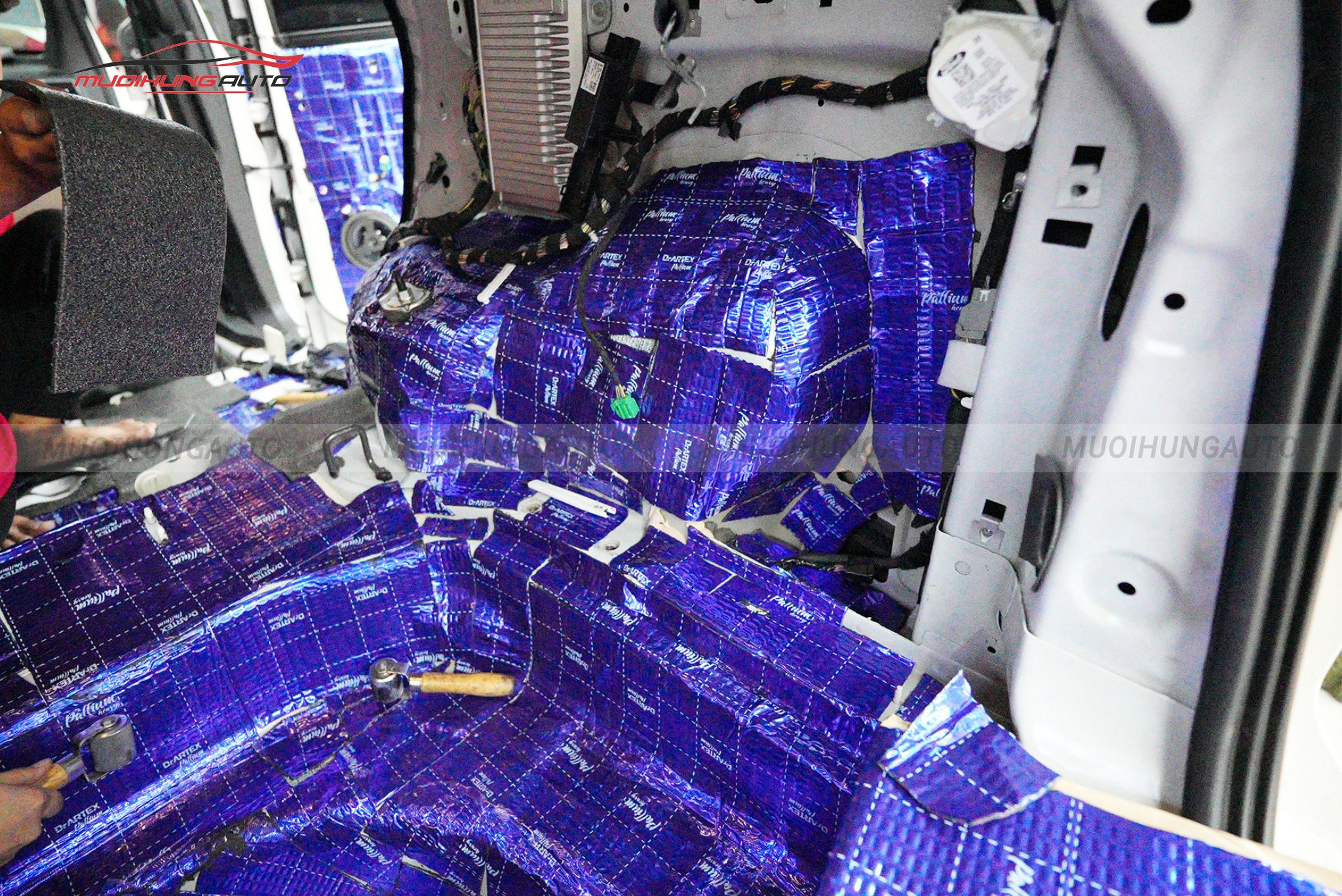 Cách âm cốp xe cho Mitsubishi Outlander 2020