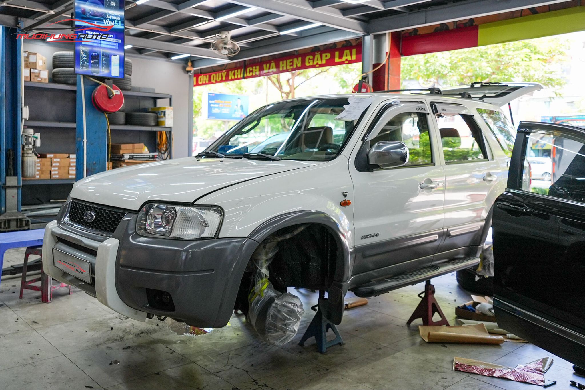 Cách âm cốp xe Ford Escape 2002