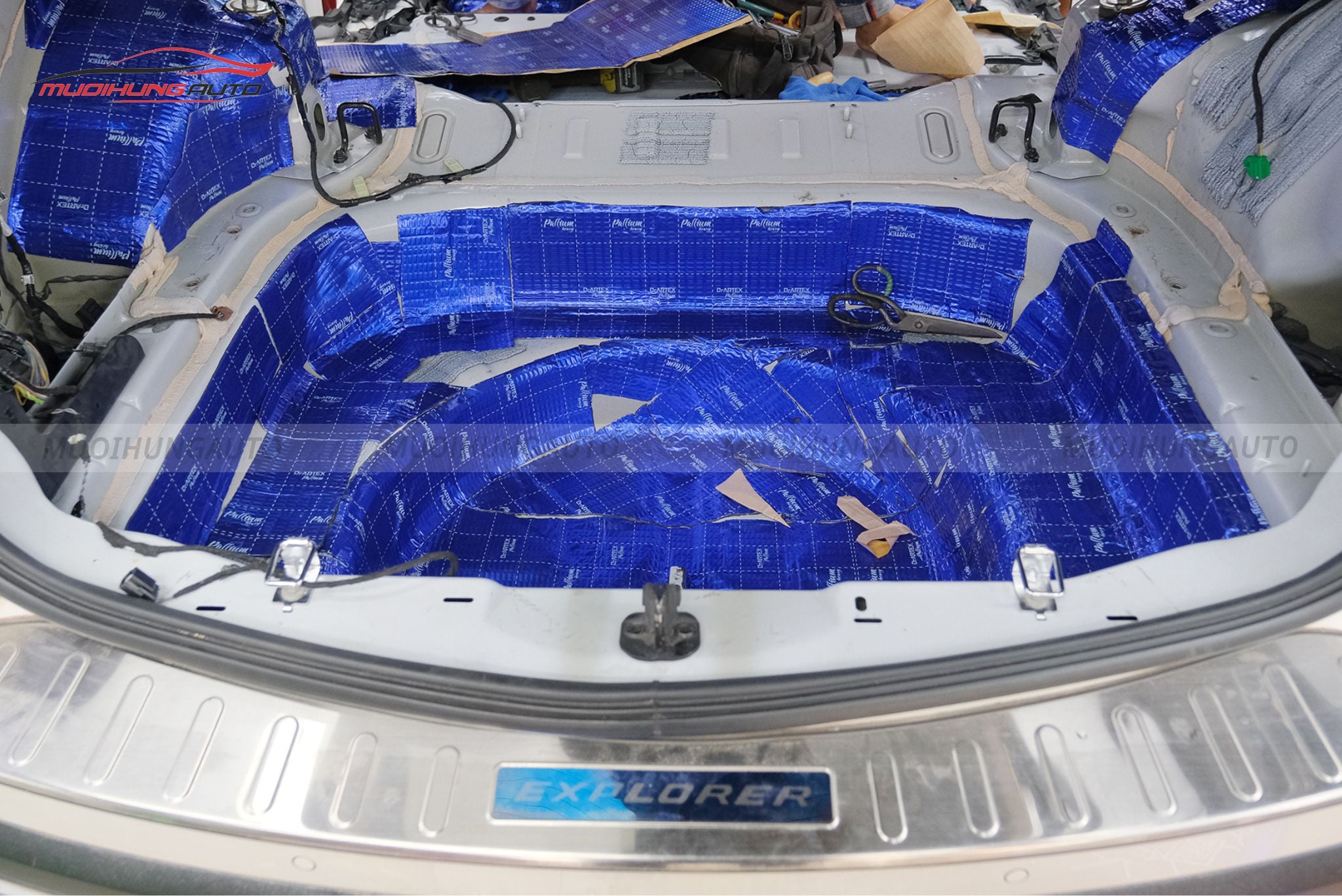 Cách âm cốp xe Ford Explorer