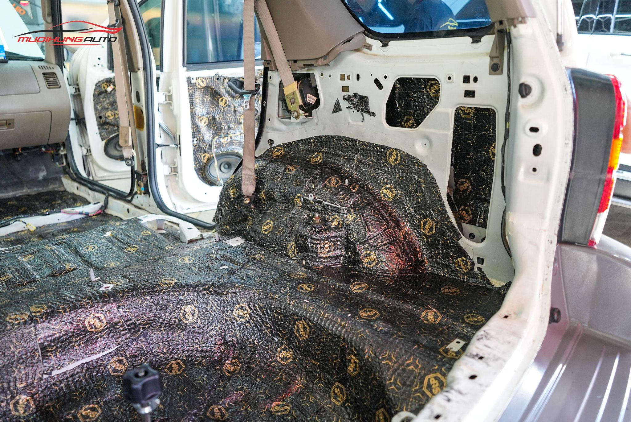 Cách âm cốp xe hơi Ford Escape 2002