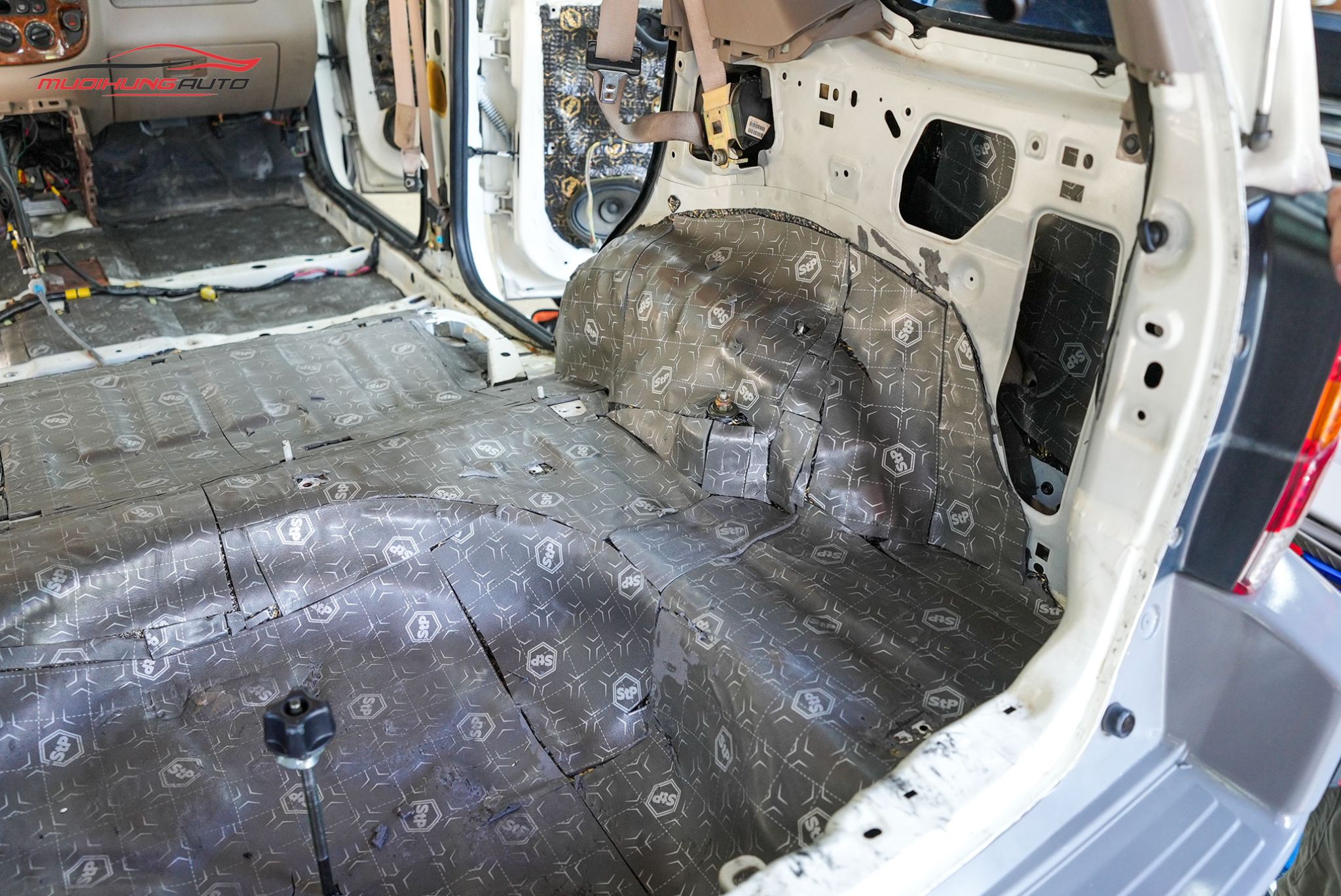 Cách âm cốp xe ô tô Ford Escape 2002