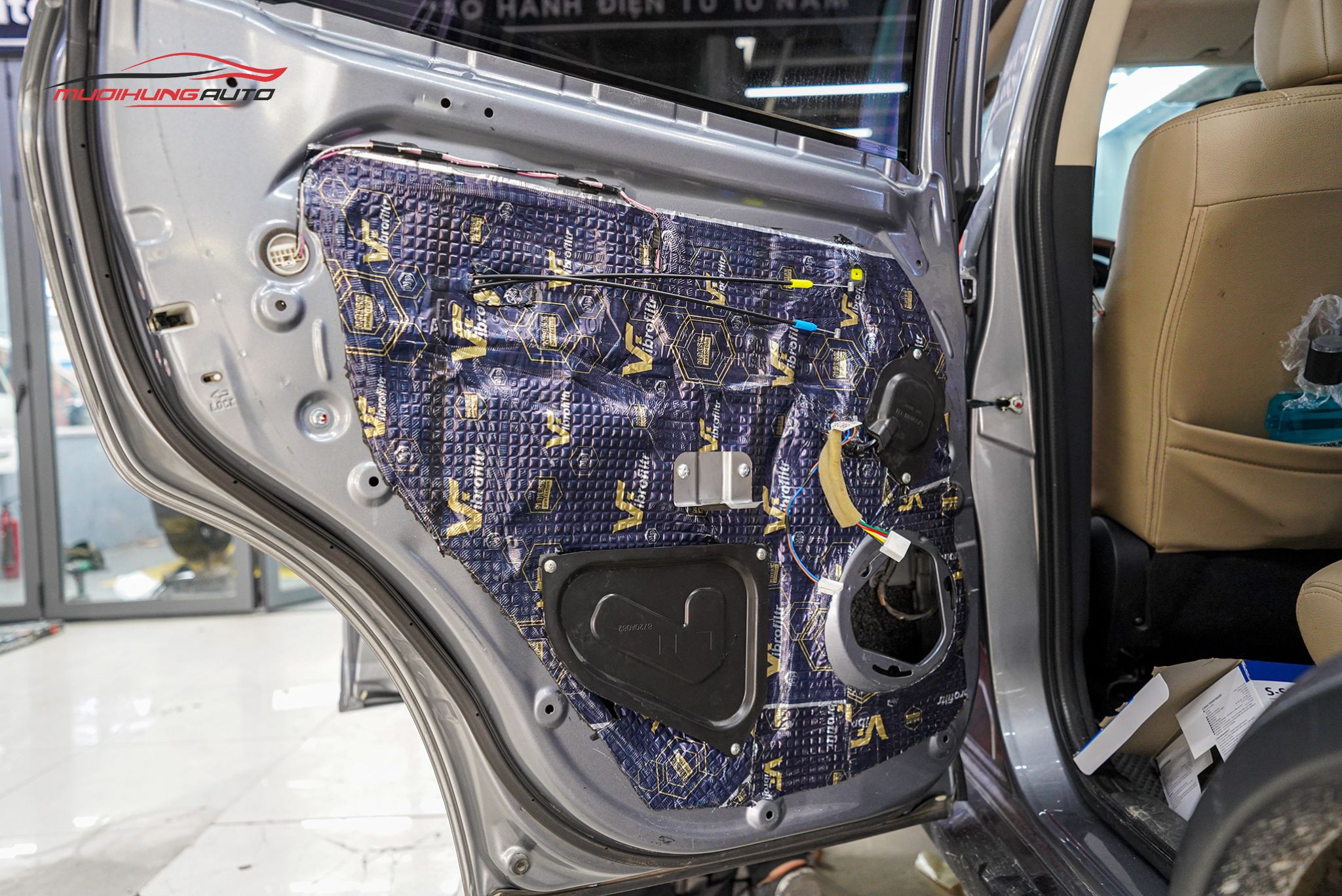 Cách âm cửa xe hơi Mitsubishi Outlander 2020