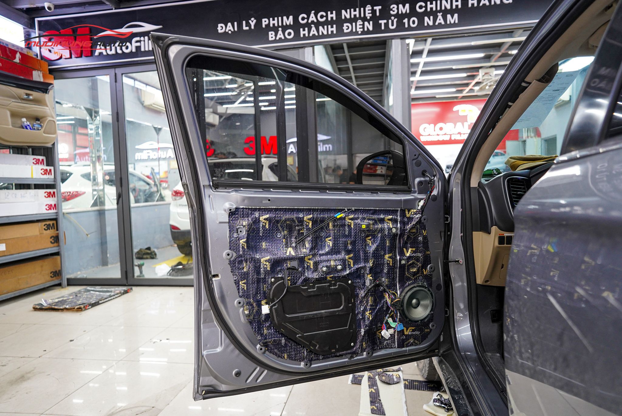 Cách âm cửa xe Mitsubishi Outlander 2020