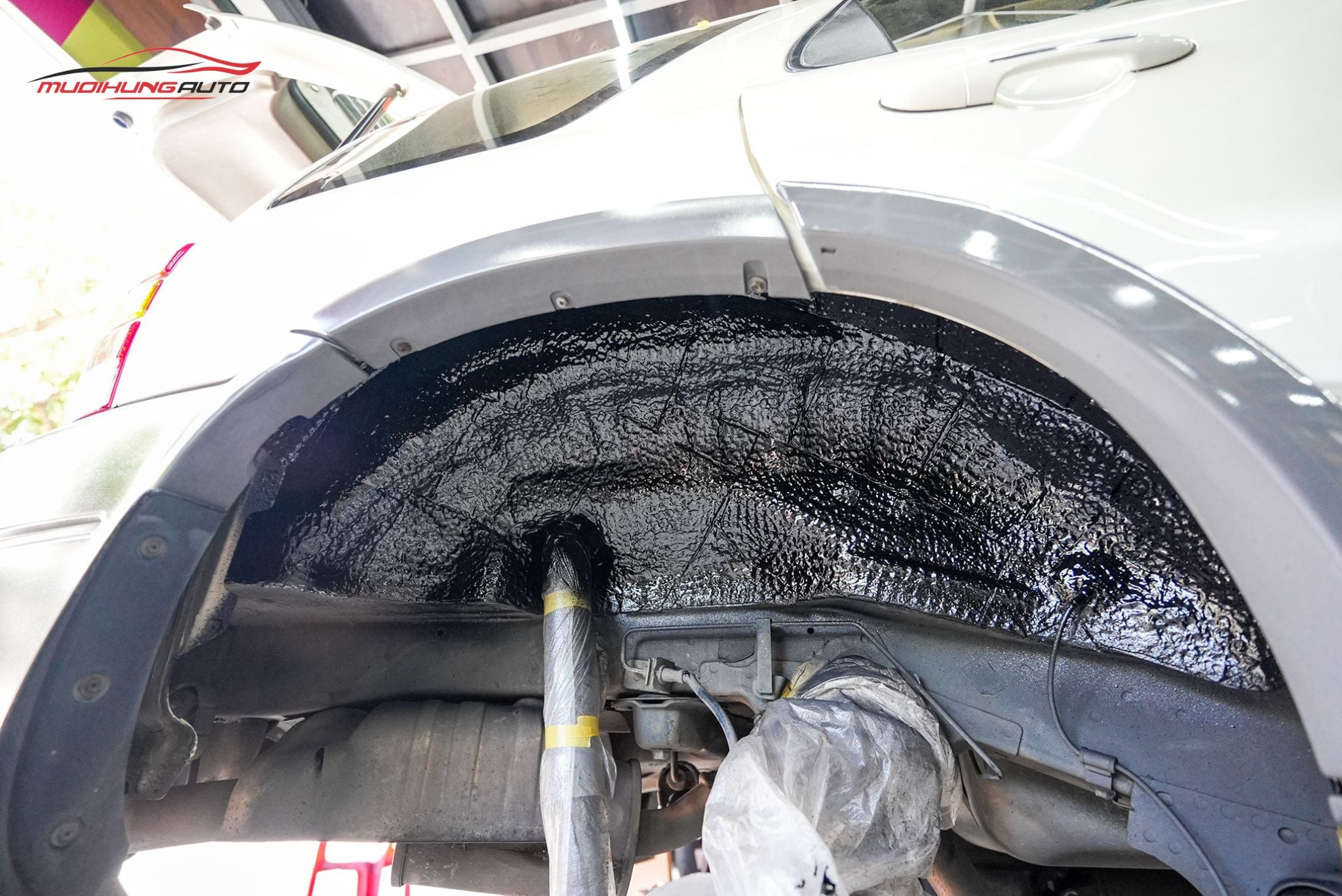 Cách âm hốc bánh cho Ford Escape 2002