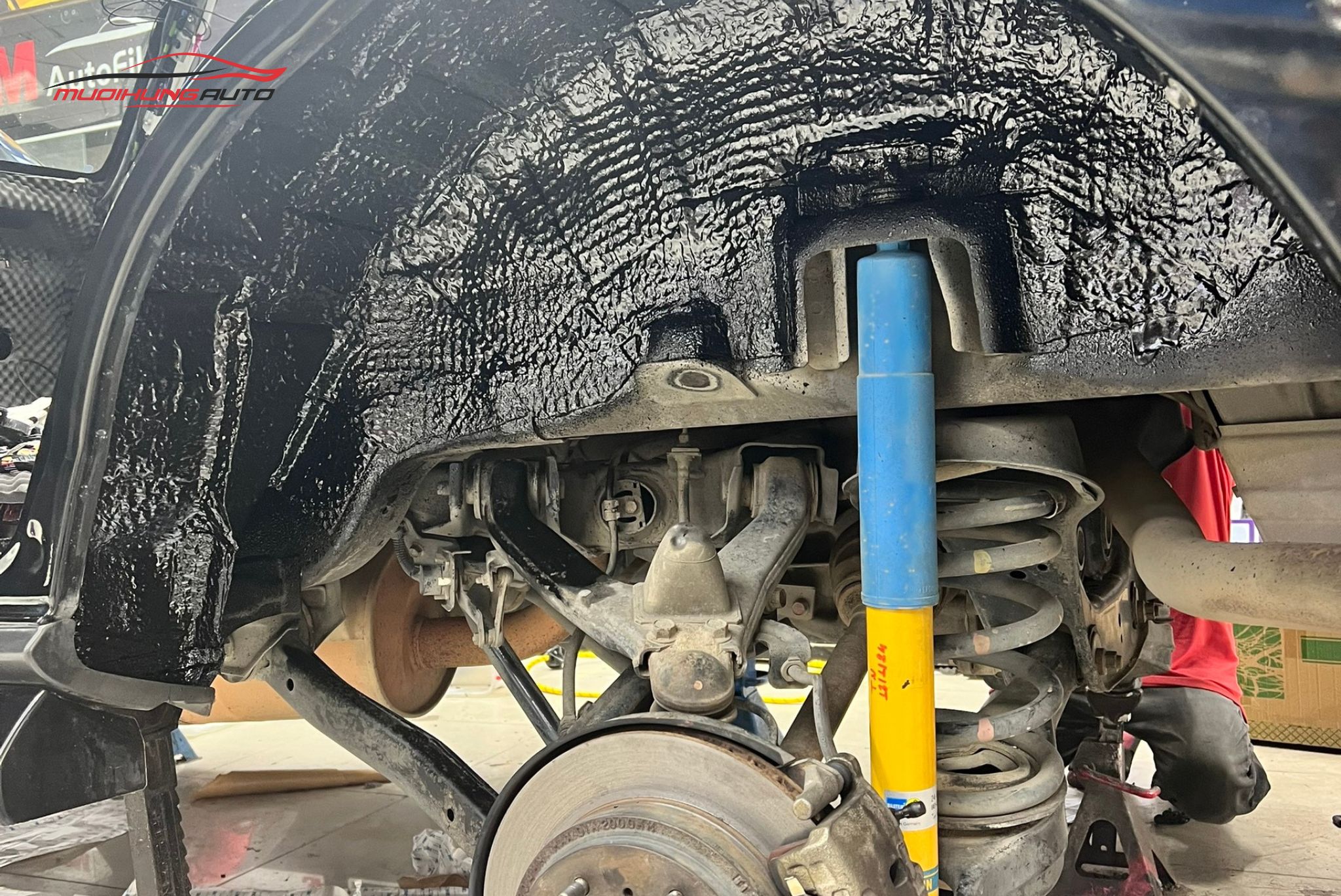 Cách âm hốc bánh cho Mitsubishi Pajero 2017