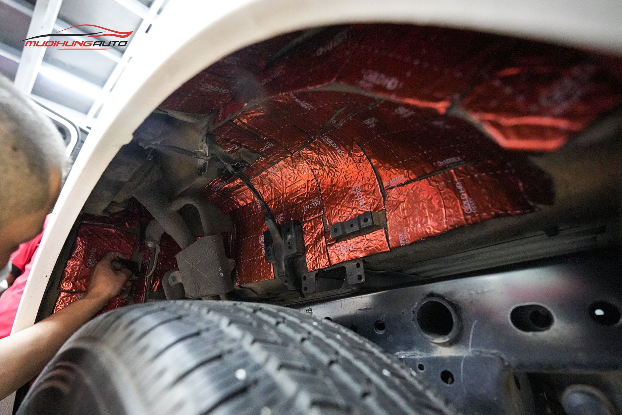 Cách âm hốc bánh cho Nissan Navara 2022