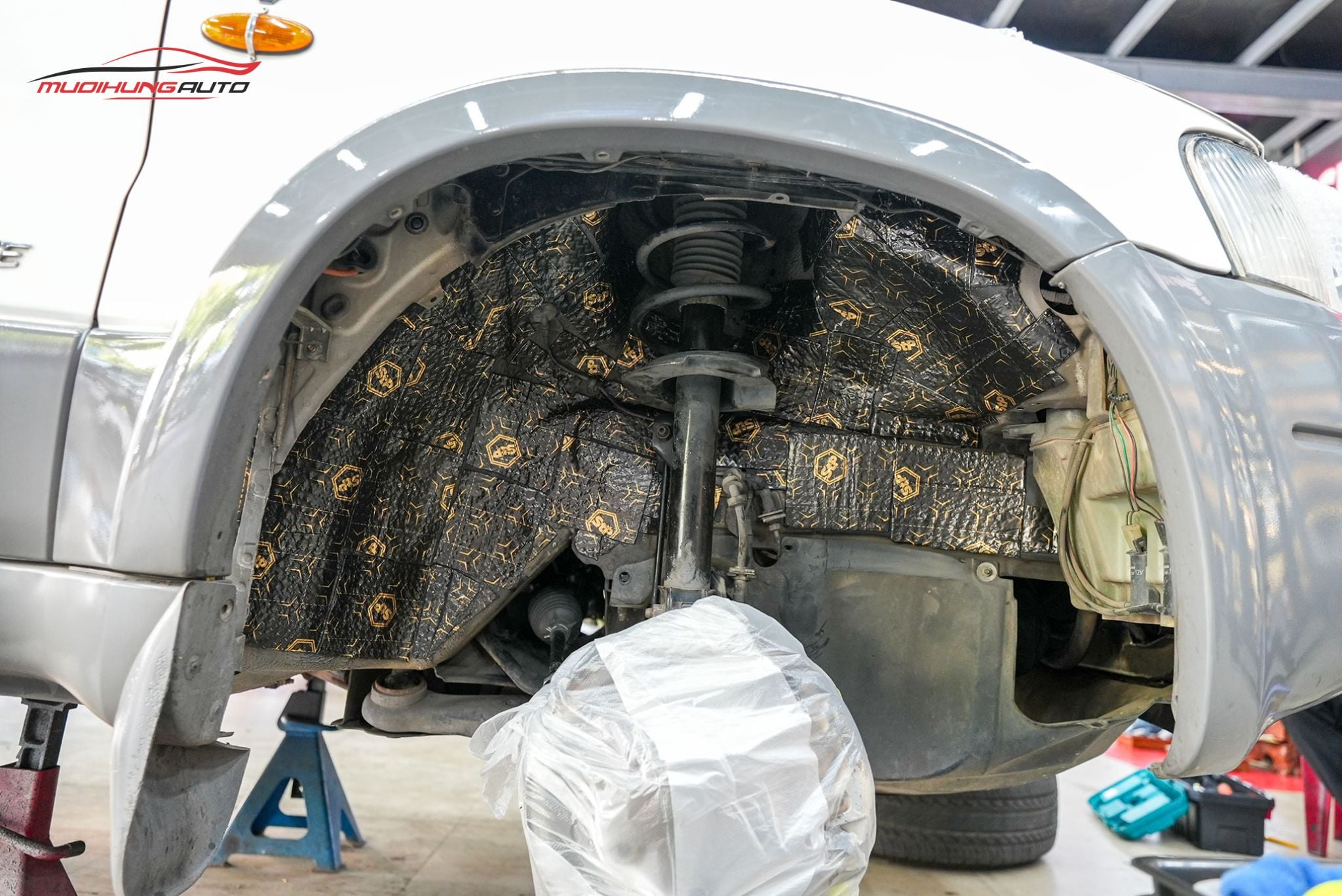 Cách âm hốc bánh cho xe Ford Escape 2002