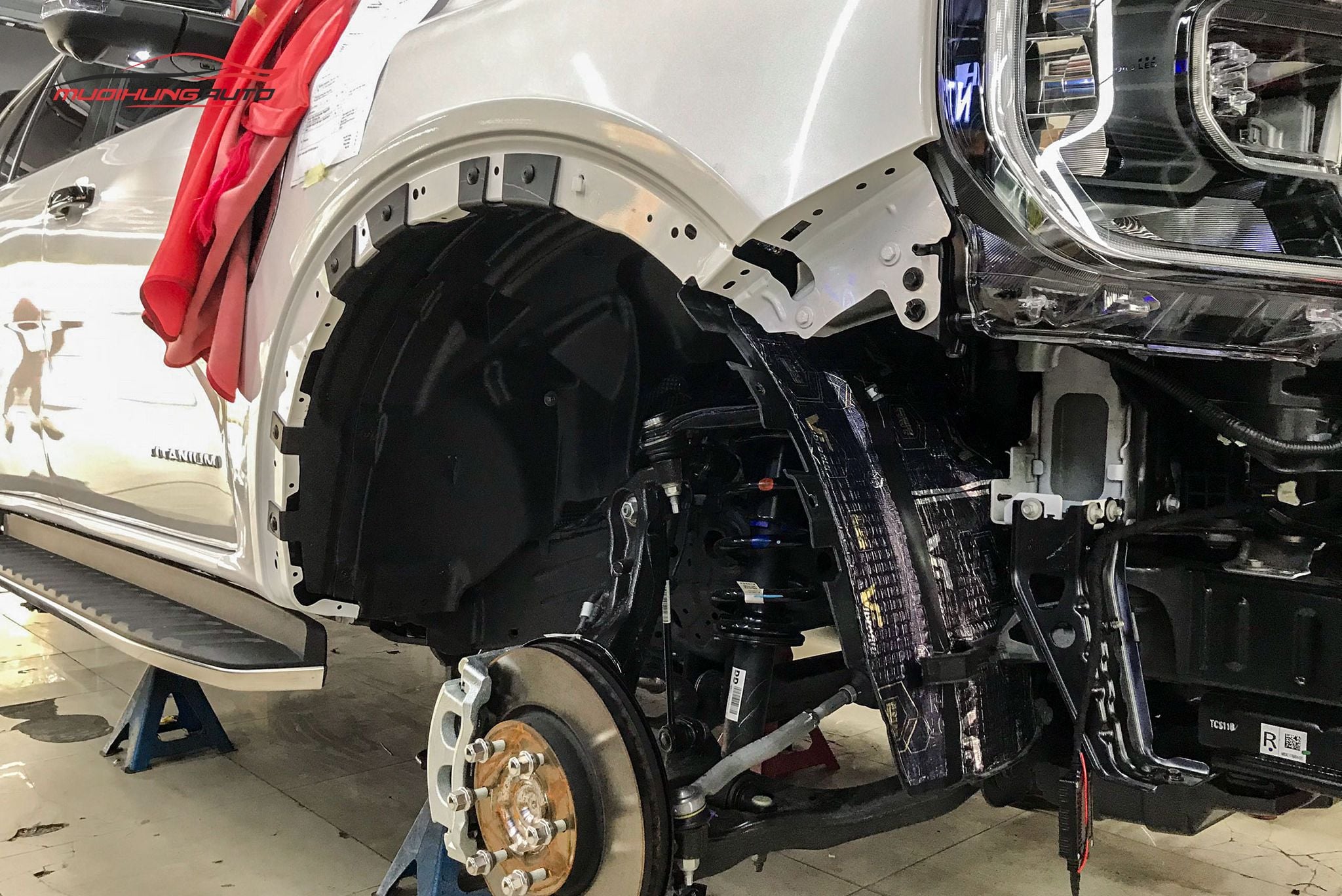 Cách âm hốc bánh cho xe Ford Everest 2023