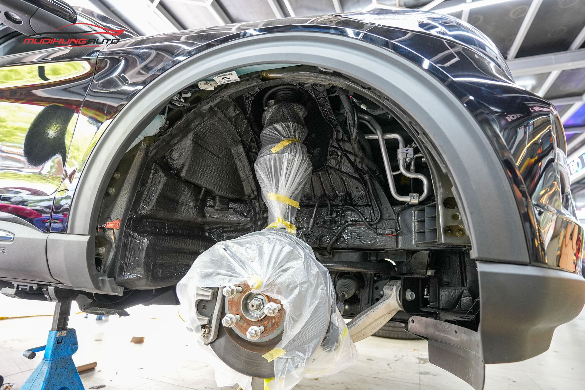 Cách âm hốc bánh cho xe Ford Explorer 2023