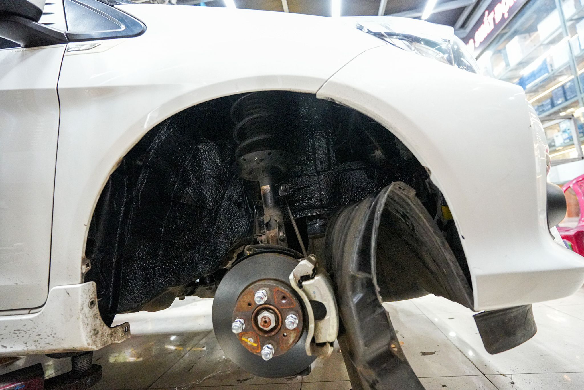 Cách âm hốc bánh cho xe Honda Brio